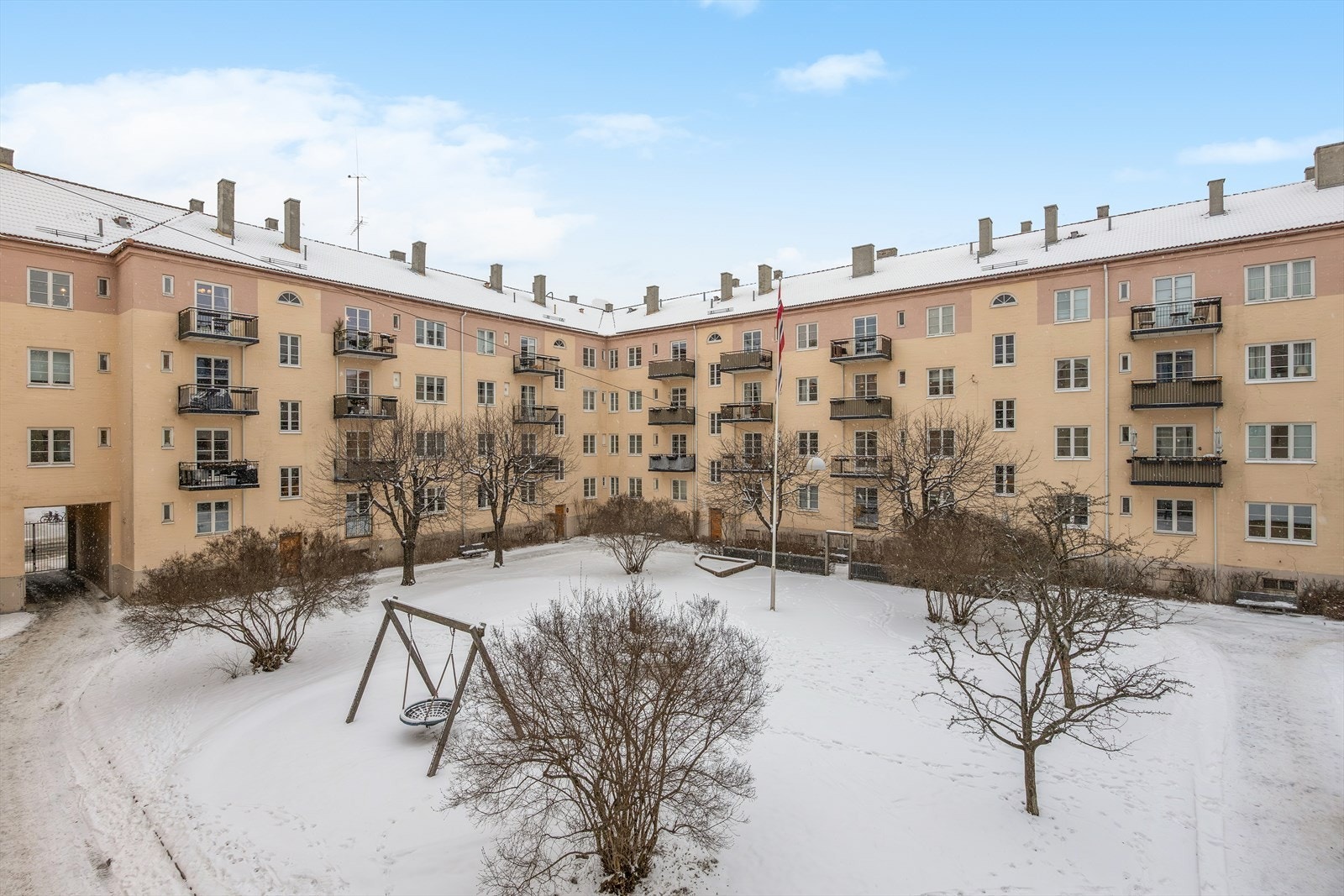 Meget pent opparbeidet fellesområde som ligger godt beskyttet innenfor det omkransende bygningskvartalet. Galleribilde