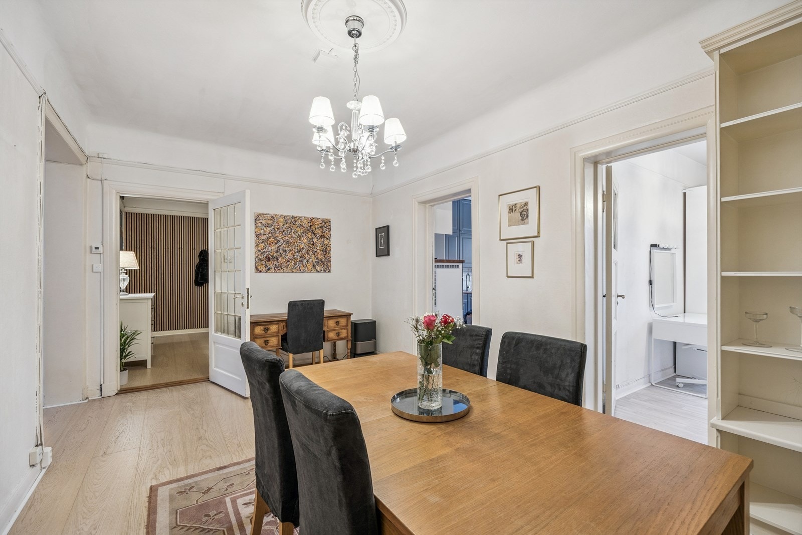 Spisestue med plassbygde bokhyller og innredninger.
Det er varmefolie i gulv i entré, stue, spisestue og ett soverom. Galleribilde