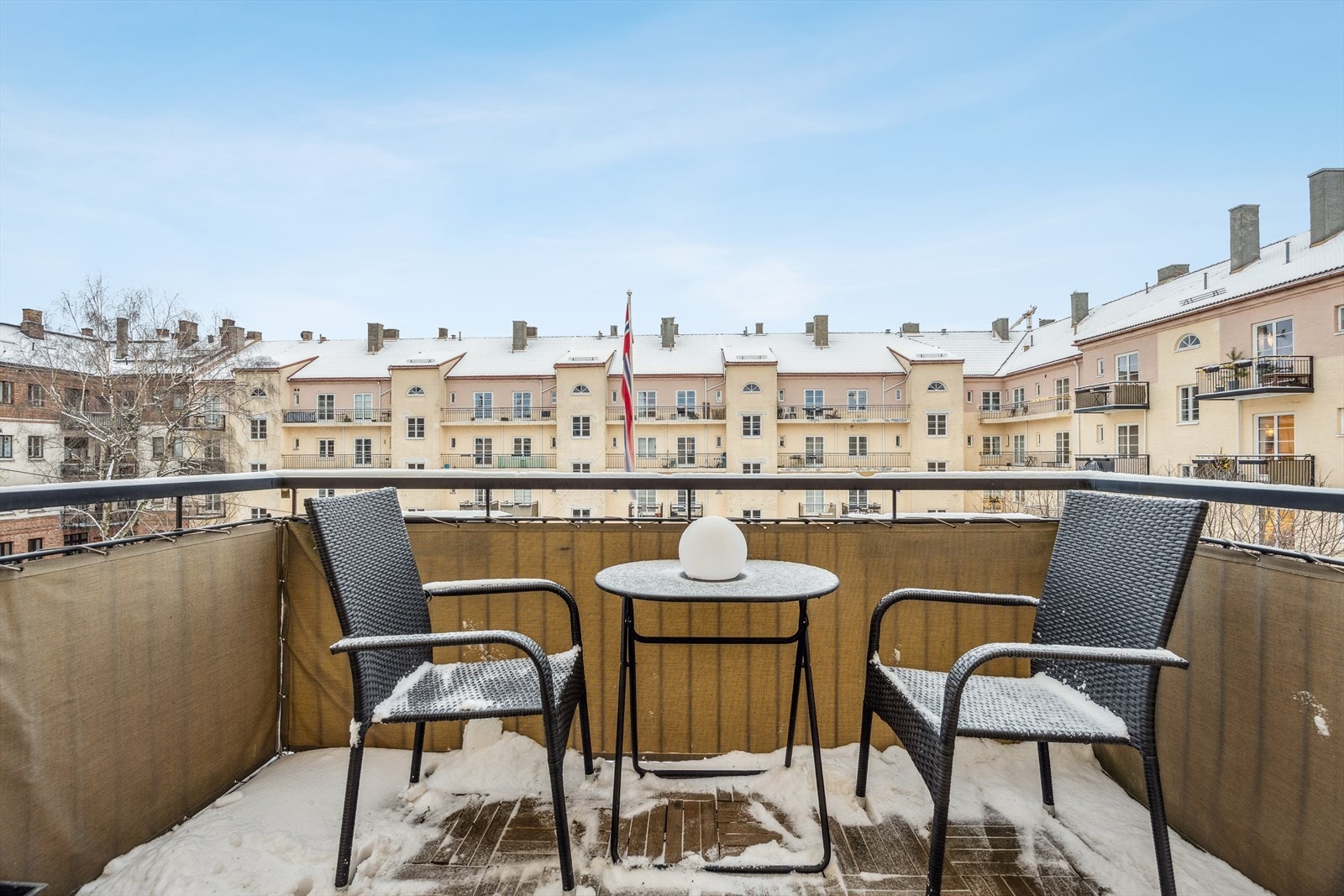 Gjennomgående eierleilighet i 3.etasje. med sydvestvendt balkong på 4 kvm. Galleribilde