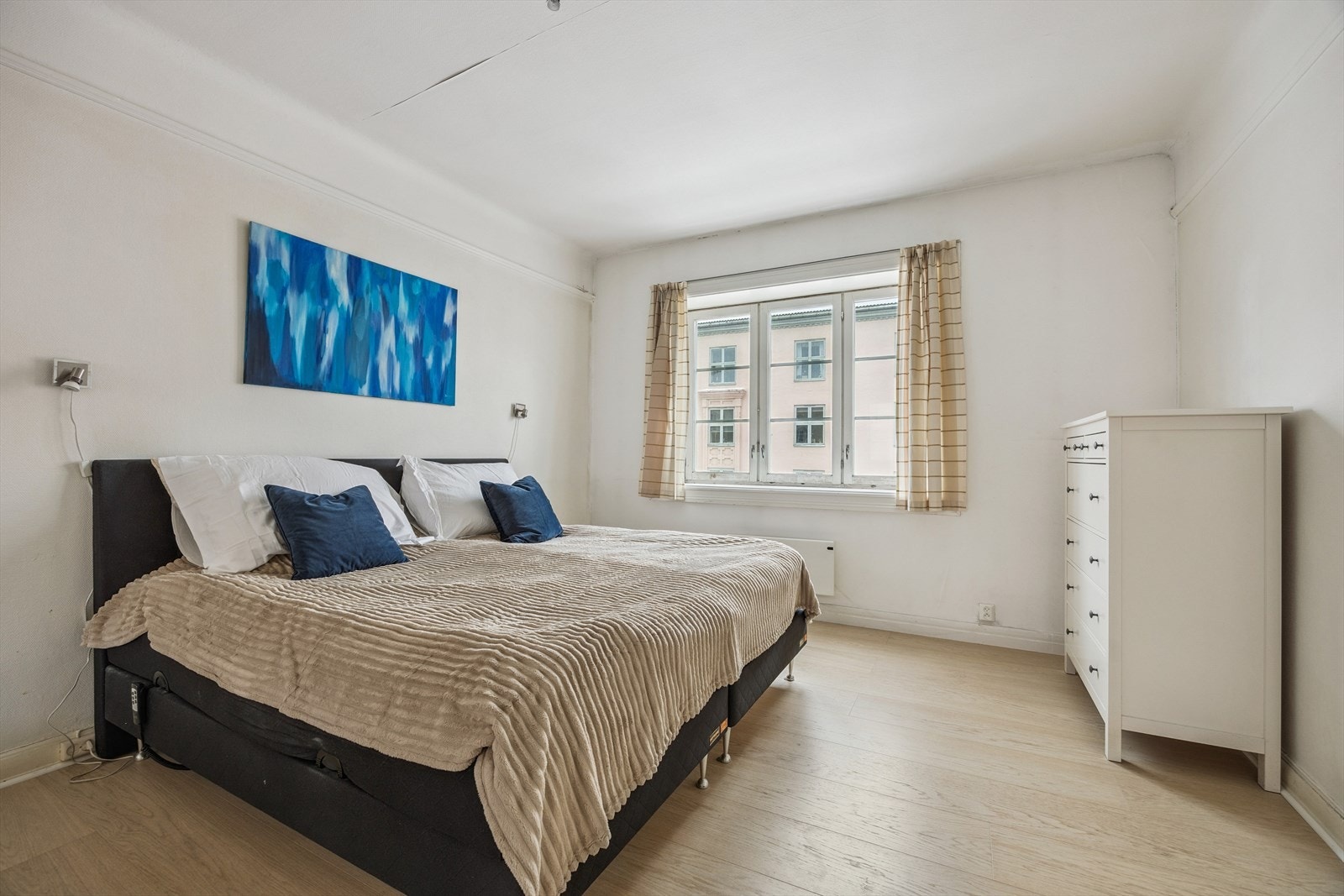 Hovedsoverom med skyvedørsgarderobe. Galleribilde