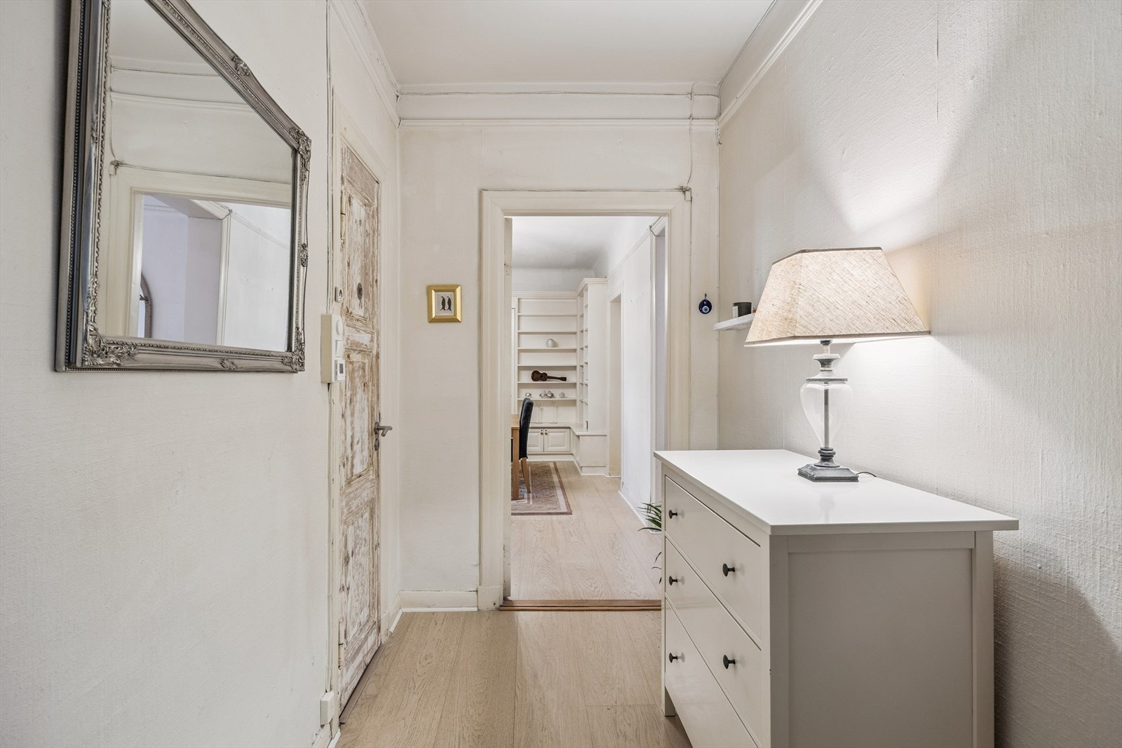 Entré/gang med kott/garderobe. Galleribilde