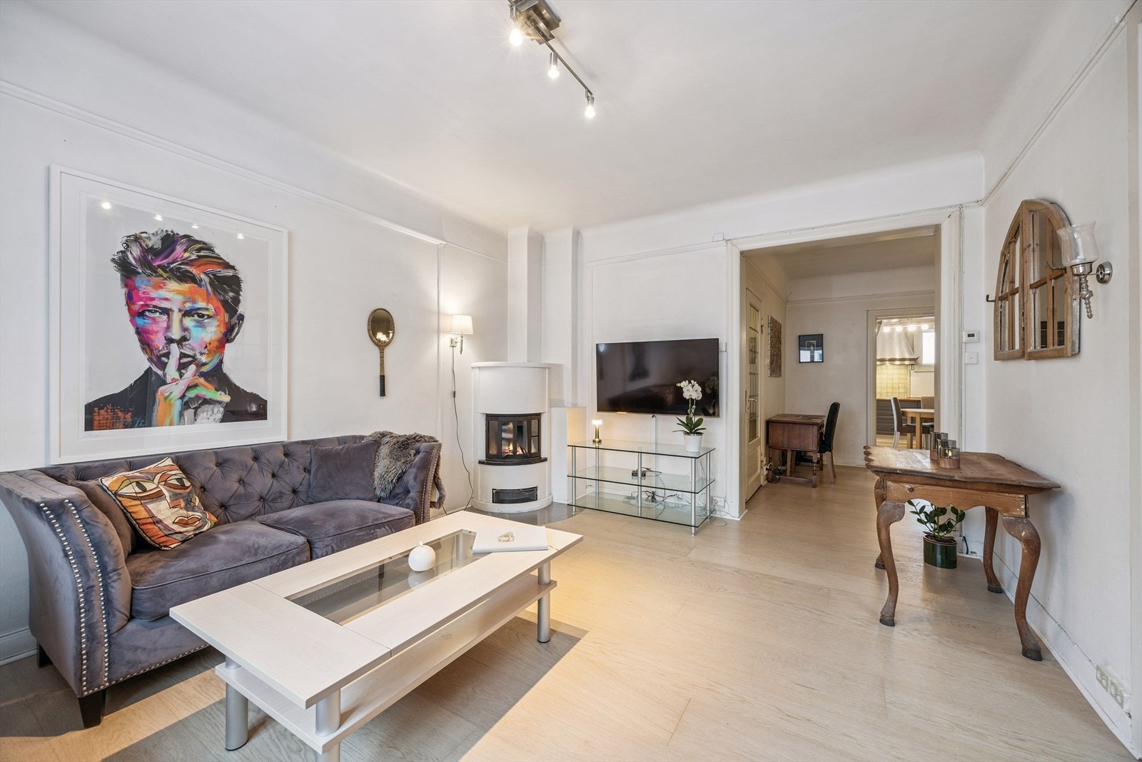 Stue med peis.
Det er varmefolie i gulv i entré, stue, spisestue og ett soverom. Galleribilde