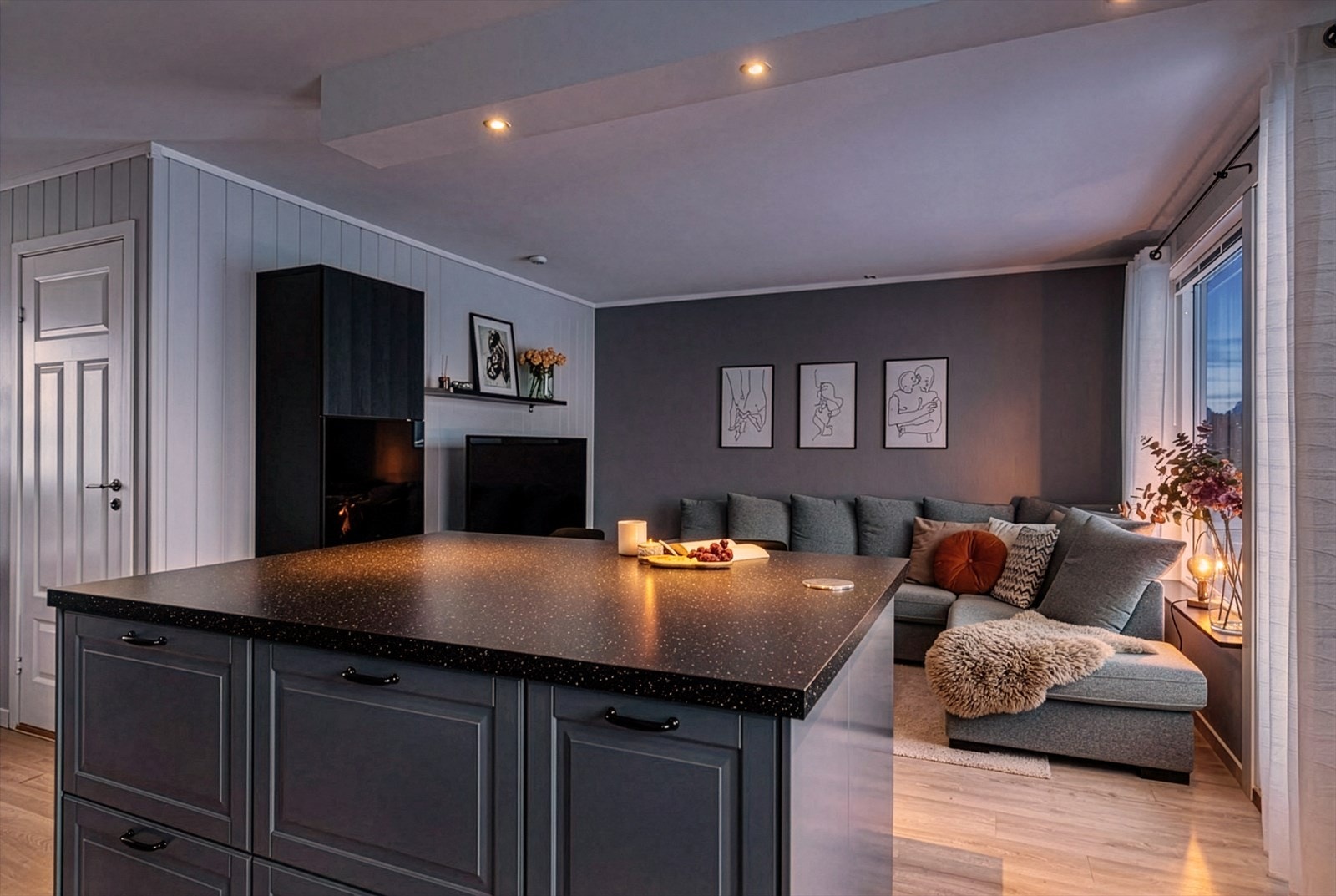 En praktisk kjøkkenøy fungerer som et naturlig skille mellom stue og kjøkken, og skaper samtidig en hyggelig sone for både matlaging, servering og måltider. Galleribilde