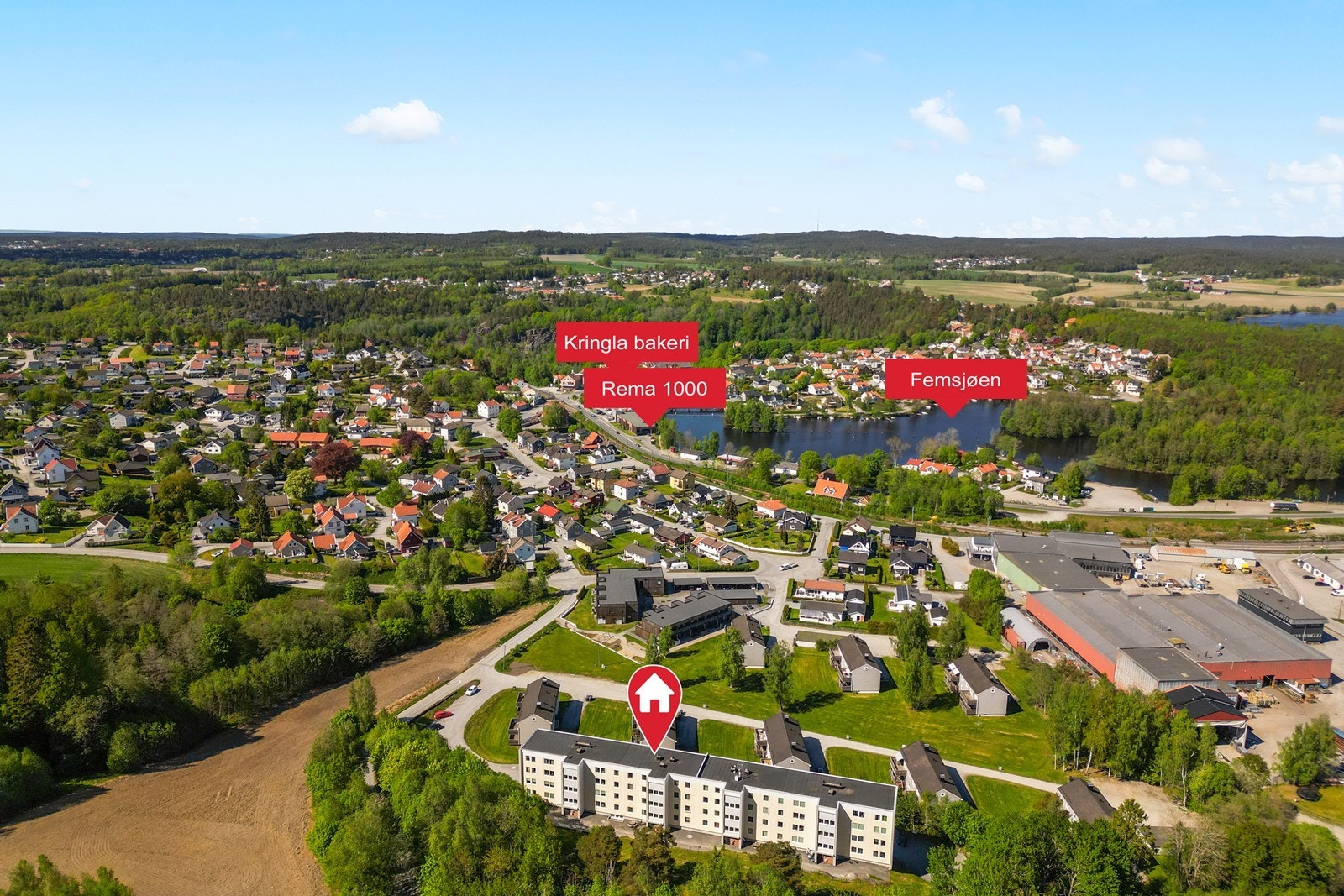 Leiligheten er beliggende i Tistedal, kun ca. 4 km fra Halden sentrum. Her bor man i et etablert og rolig boligområde med kort avstand til det man trenger. Galleribilde