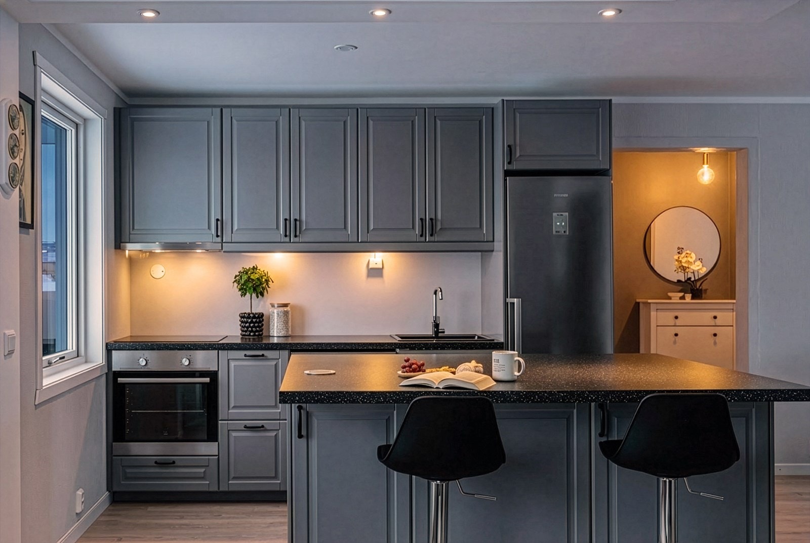 Kjøkkenet ble oppgradert i 2018 og fremstår moderne med grå, profilerte fronter fra IKEA. Benkeplaten i laminat gir et tidløst og lettstelt uttrykk, og løsningen byr på gode arbeidsflater. Galleribilde