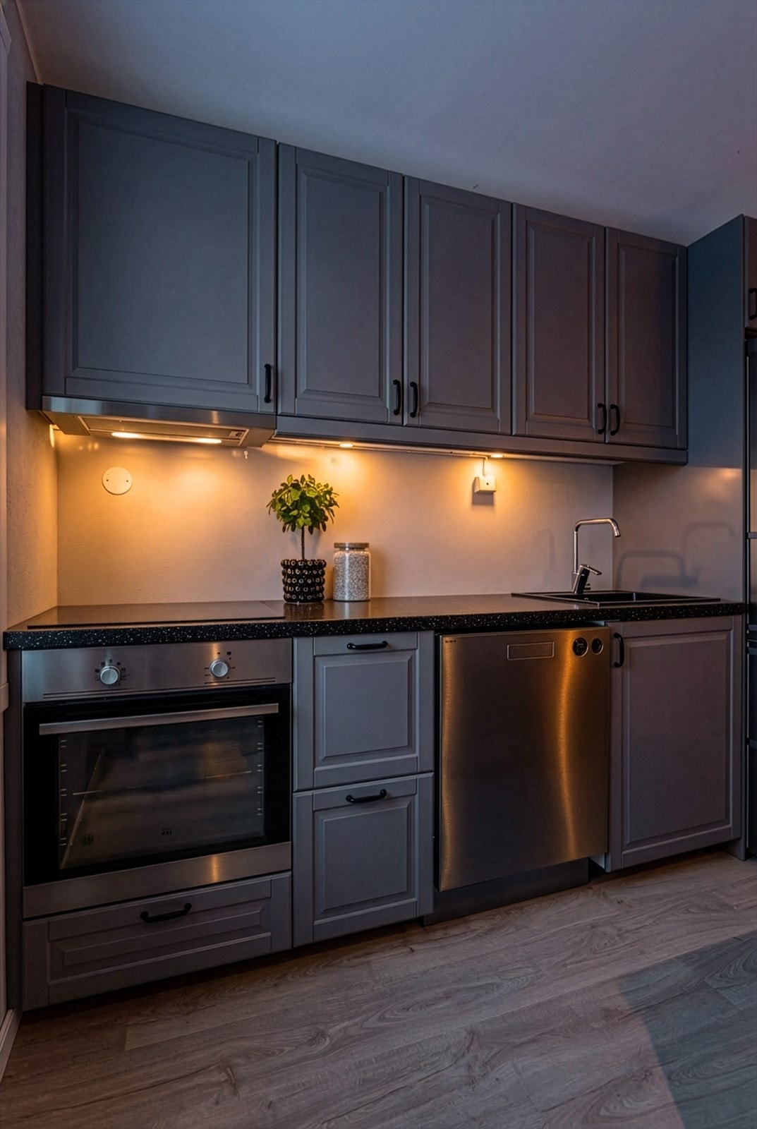 På kjøkkenet finner du integrert platetopp og komfyr, samt frittstående kjøl-/fryseskap og oppvaskmaskin. Galleribilde