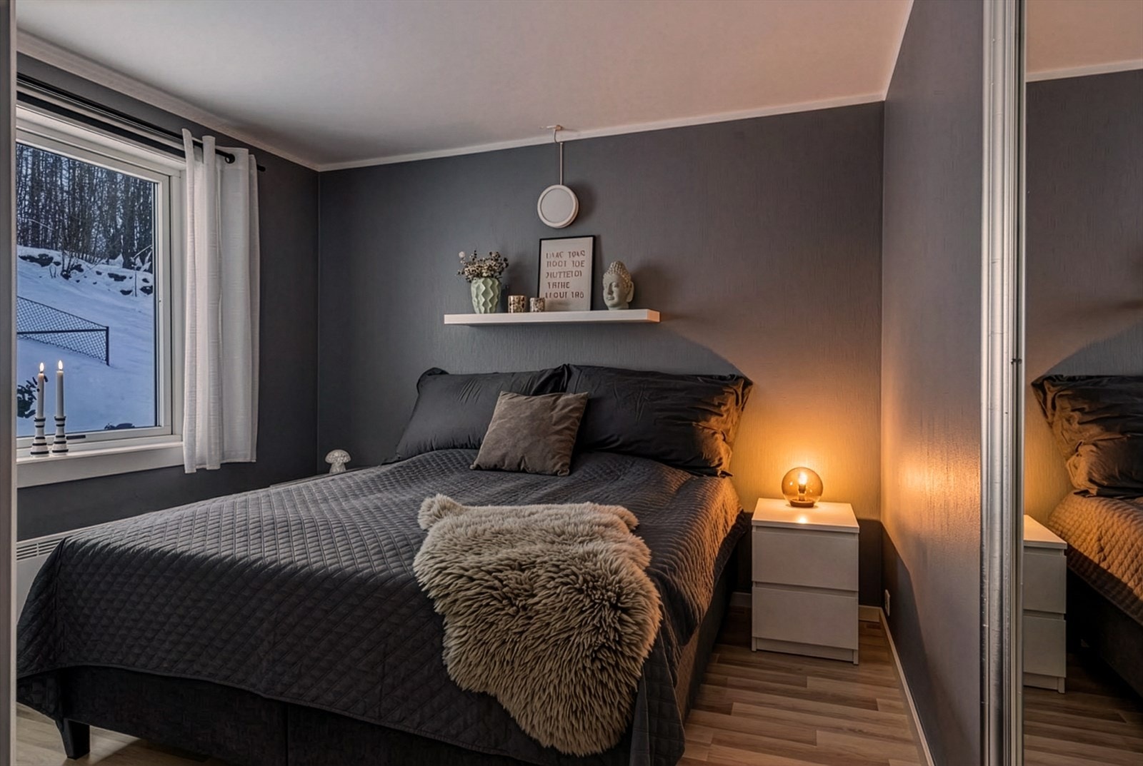 Boligen har ett romslig soverom med gode møbleringsmuligheter. Rommet byr på en praktisk garderobeløsning som gir rikelig med oppbevaringsplass og bidrar til et ryddig og funksjonelt uttrykk. Galleribilde