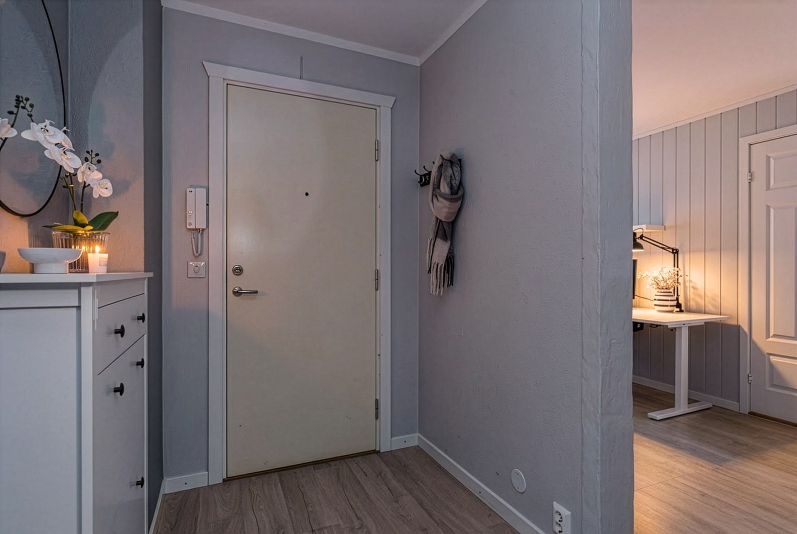 Leilighetens gang har gode muligheter for oppbevaring. Her er det plass til både knagger og skohylle/skoskap, slik at yttertøy og sko får en naturlig plassering. En ryddig og funksjonell start på hjemmet! Galleribilde