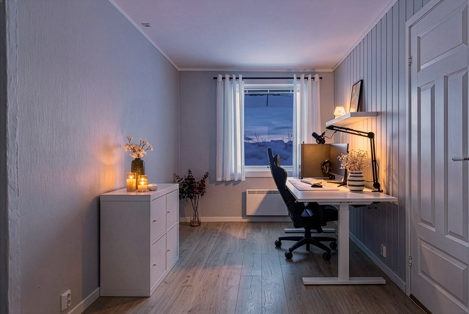 Her kan du enkelt etablere en egen spisestue, et kontorhjørne eller eventuelt innrede et ekstra rom dersom behovet tilsier det. Den fleksible planløsningen gjør at stuen kan tilpasses både livsstil og fremtidige ønsker. Galleribilde