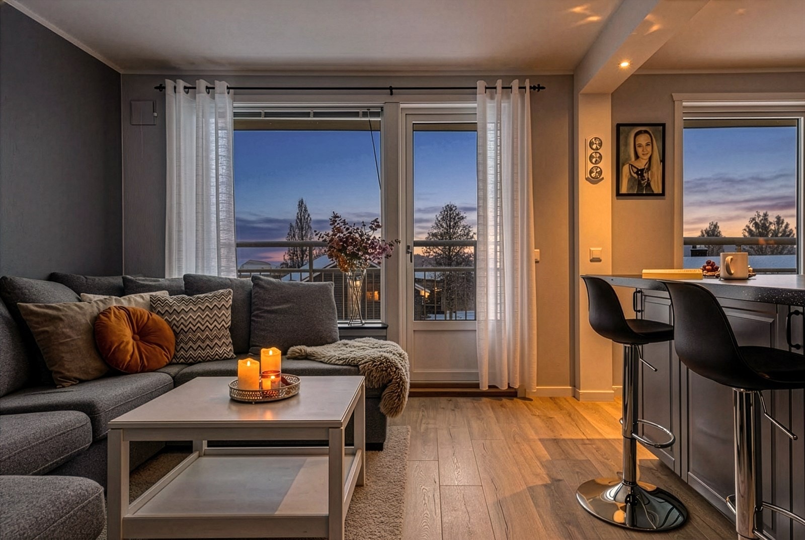 Stuen er romslig og delt i to naturlige soner som gir gode muligheter for å tilpasse rommet etter behov. Galleribilde