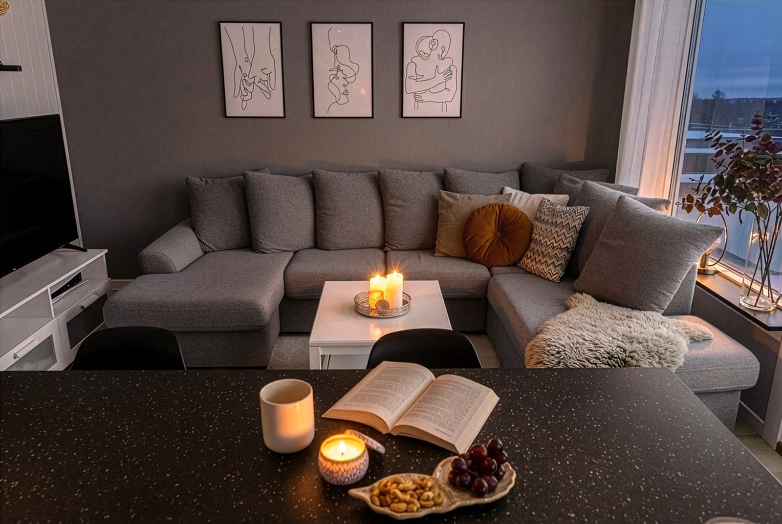 På den ene siden av kjøkkenet finner du en hyggelig sofagruppe med naturlig plassering for TV - herfra er det også direkte utgang til verandaen. Galleribilde