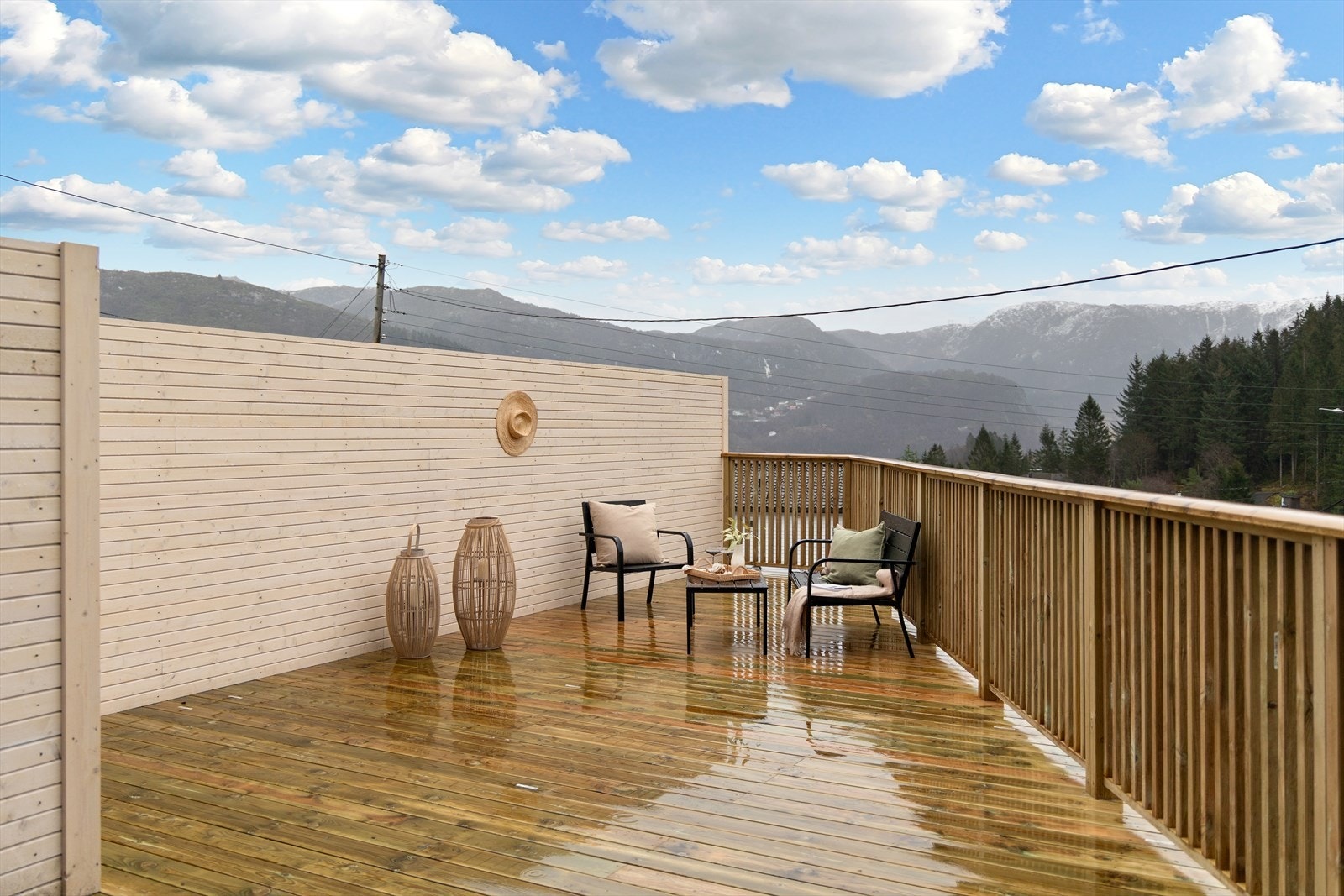 Like ved inngangsdøren finnes en romslig terrasse på ca. 26 m² som er ideell for grilling og sosiale sammenkomster Galleribilde