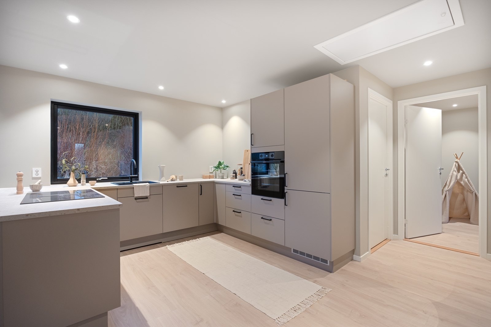 Flott kjøkken fra Norema med laminert benkeplate, integrerte hvitevarer og praktiske løsninger. Ubrukt! Galleribilde