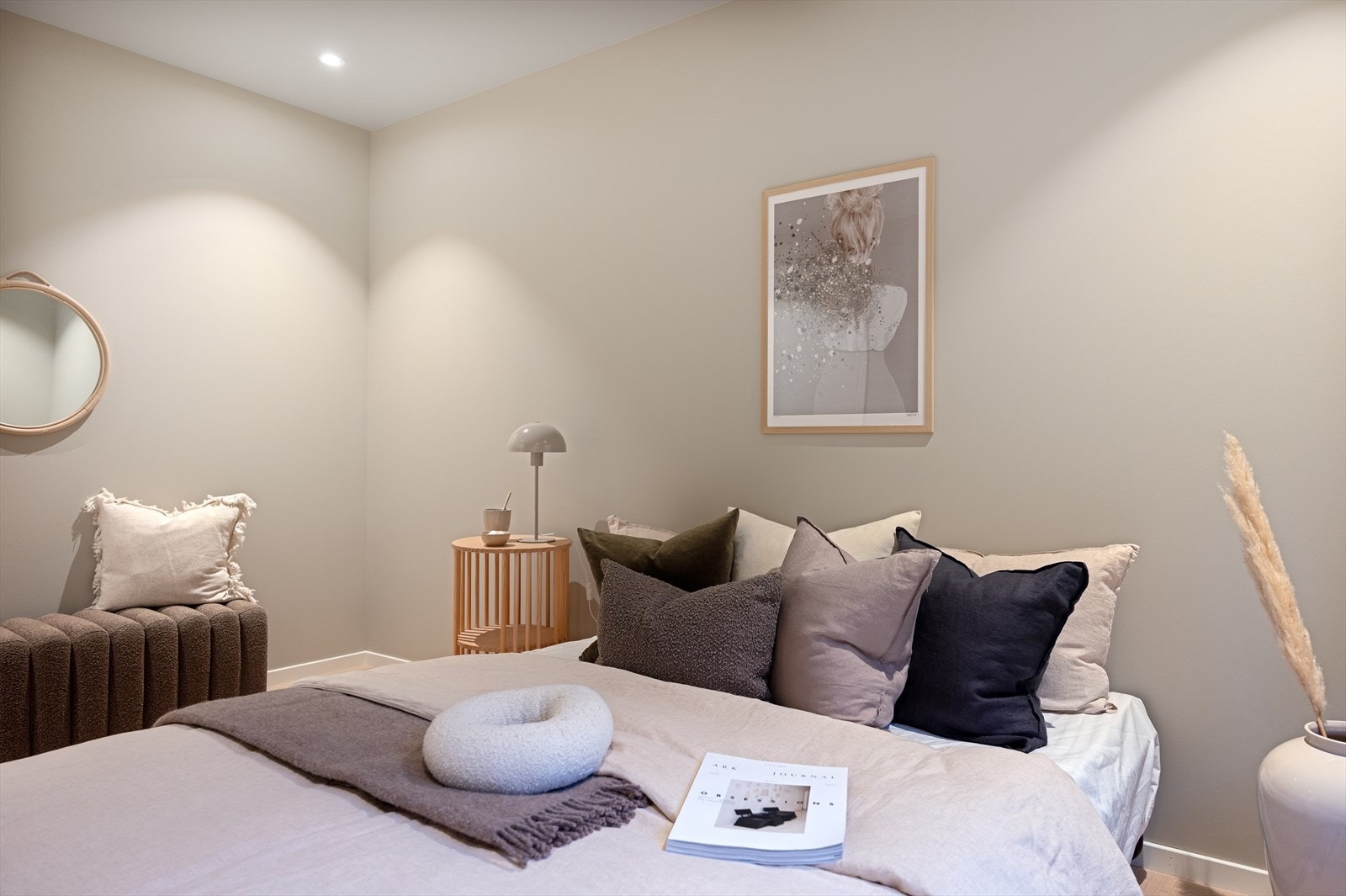 Soverommene har god plass til dobbeltseng og nattbord Galleribilde