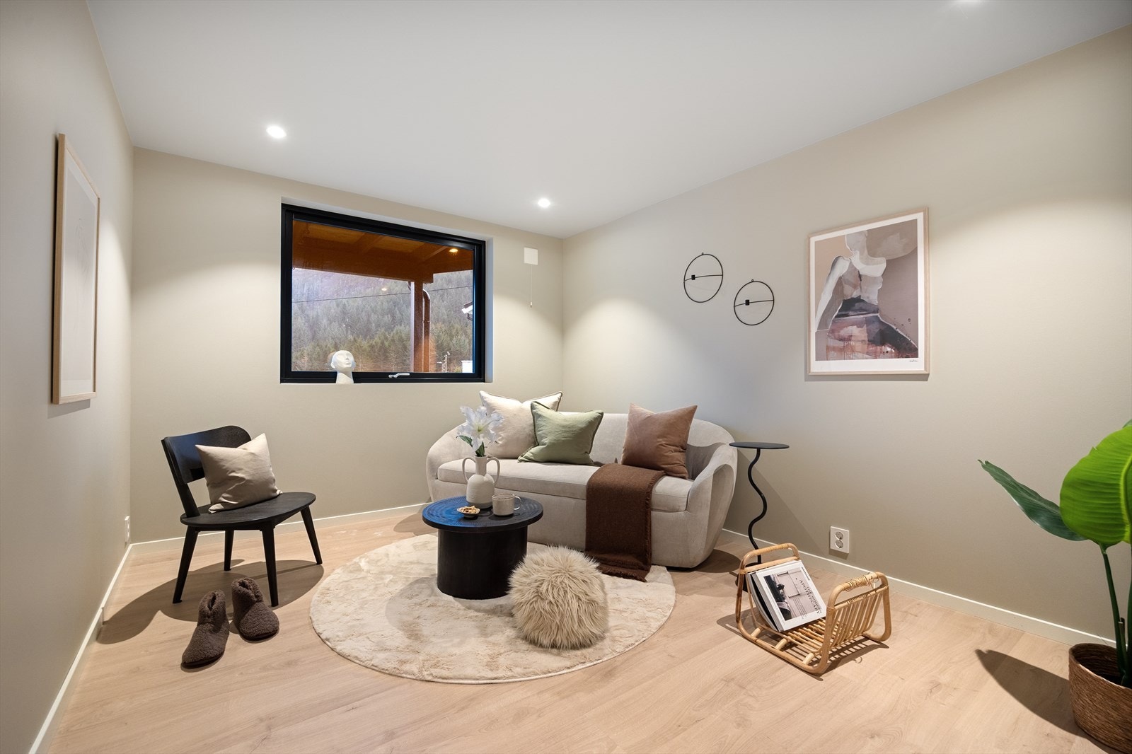 I underetasjen finner man to soverom (ett ikke godkjent) som har enkel adkomst til gang og bad Galleribilde