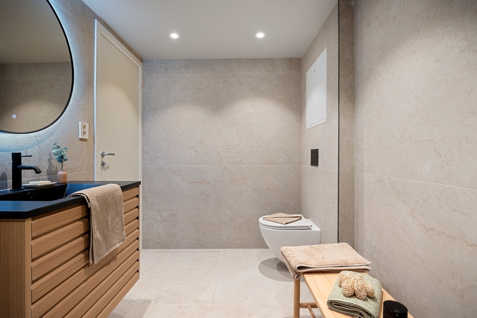 Kombinasjonsrom som også har opplegg for vaskemaskin Galleribilde