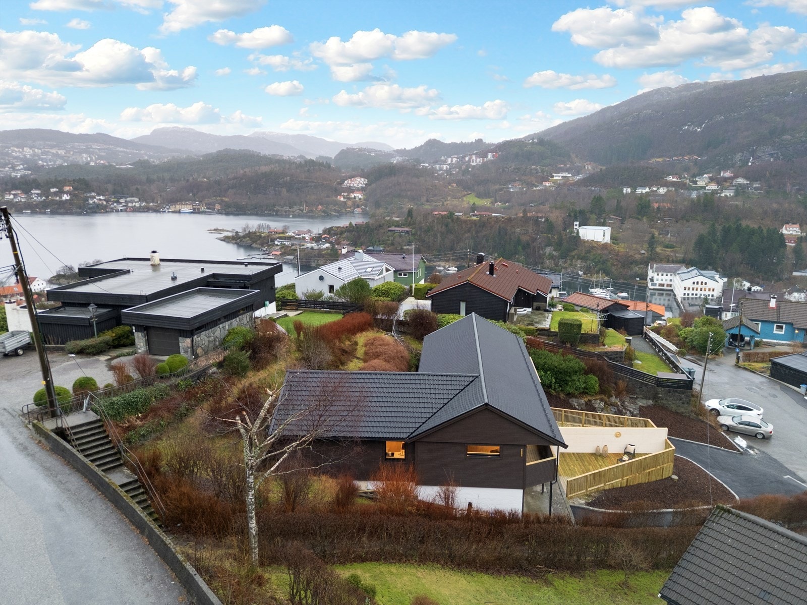 Eiendommen har ellers en fin og barnevennlig beliggenhet i Eidsvåg, like ved skolen og idrettsanlegget. Kort kjørevei både til Åsane og Sentrum Galleribilde