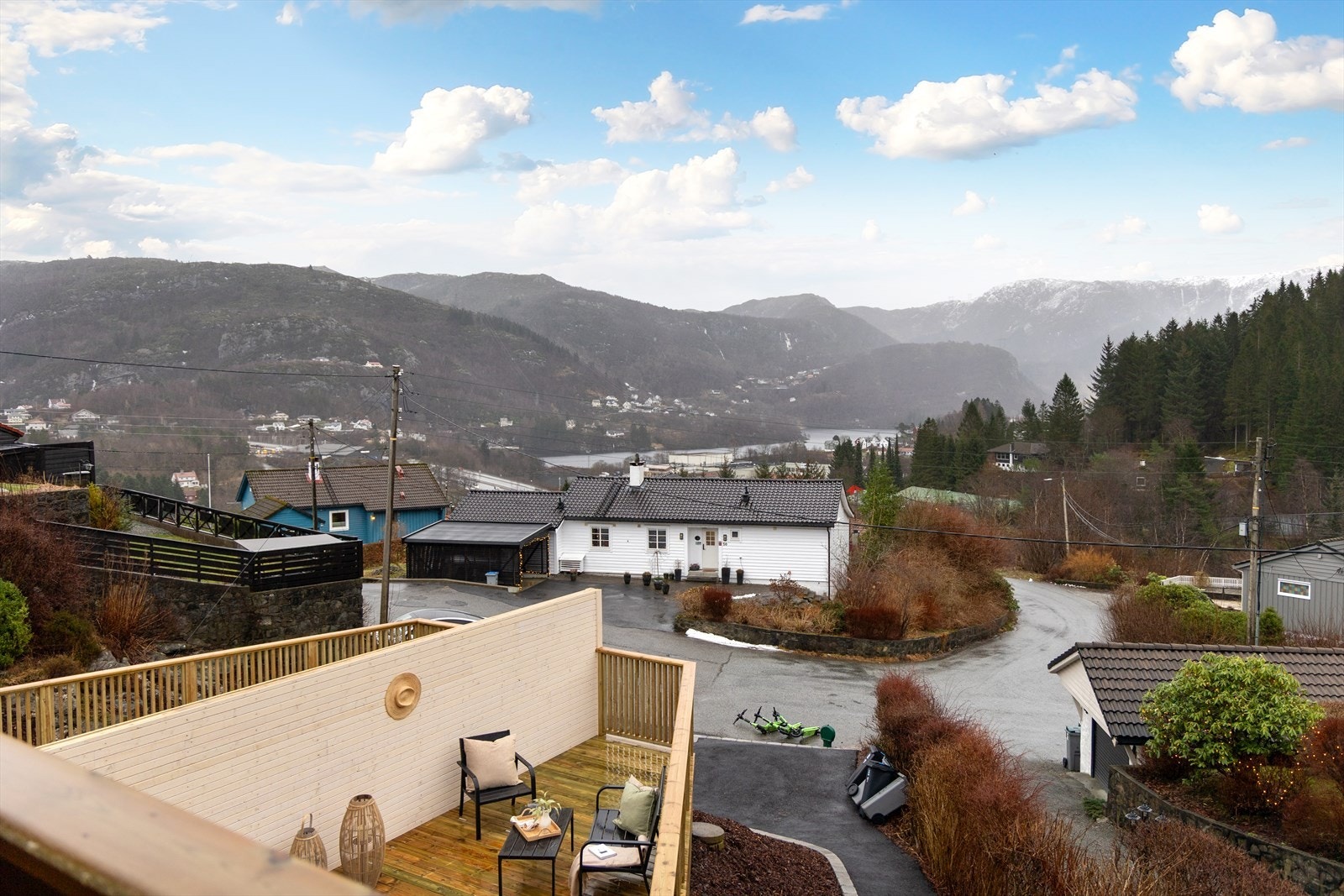 Fin utsikt over omkringliggende fjell og innover mot Jordalen Galleribilde