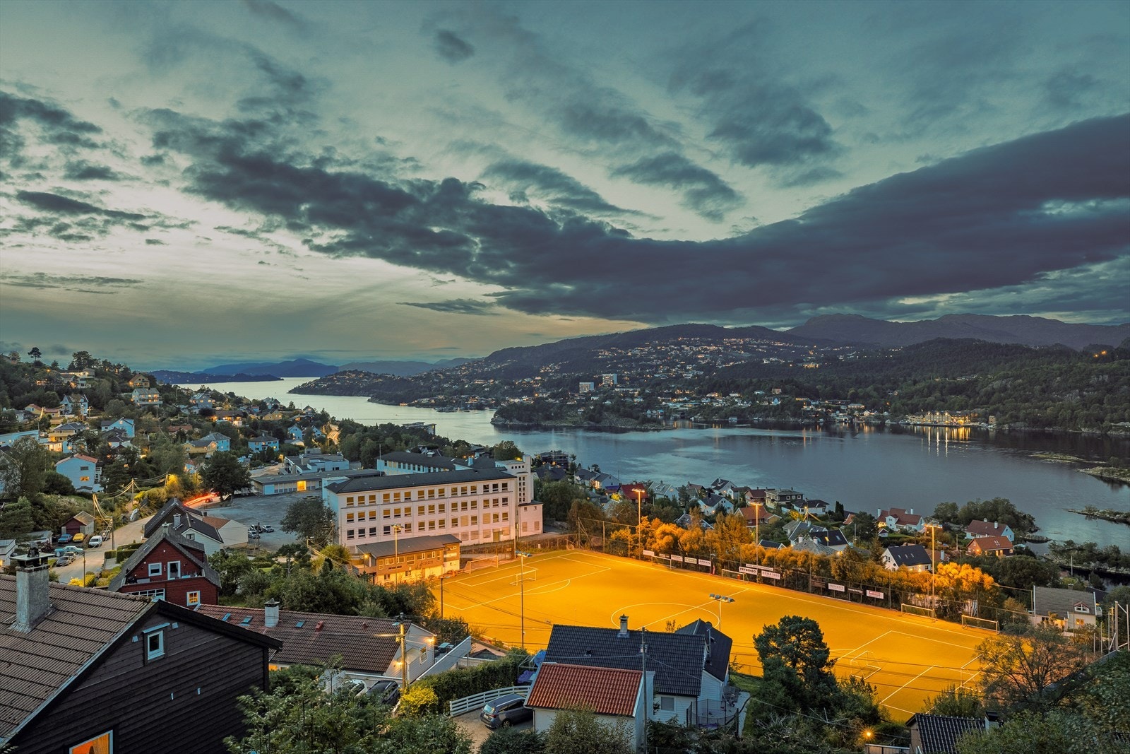 Eidsvåg skole ligger i gangavstand fra boligen med en trygg og fin skolevei. Skolen er nylig renovert med blant annet idrettshall og en fullskala håndballbane Galleribilde