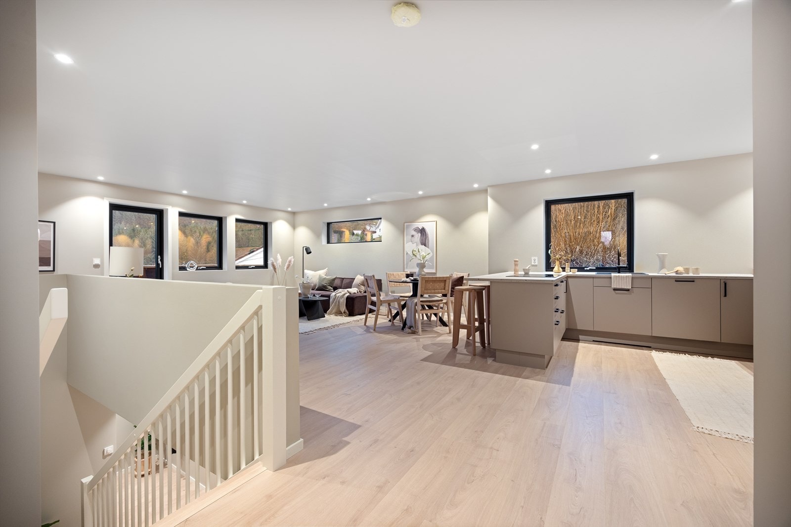 Stor stue med åpen kjøkkenløsning og flere innrednings muligheter Galleribilde