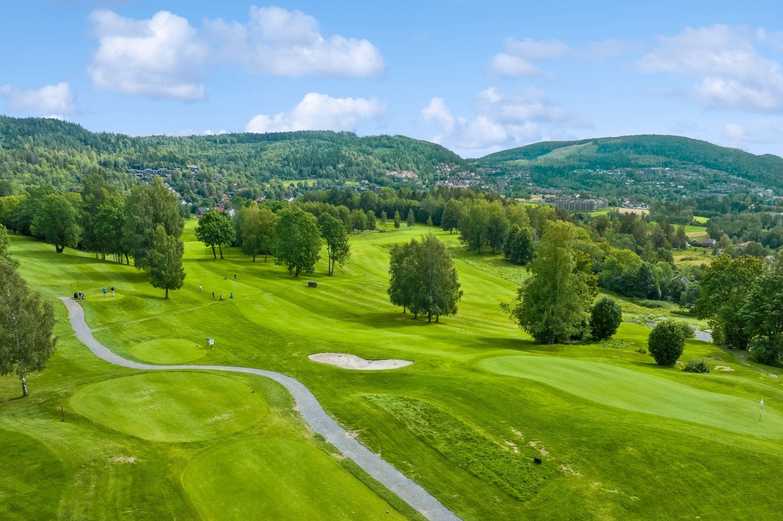For golfentusiaster er det flere baner i nærheten, inkludert Bærum Golfklubb 4 minutter unna. Galleribilde