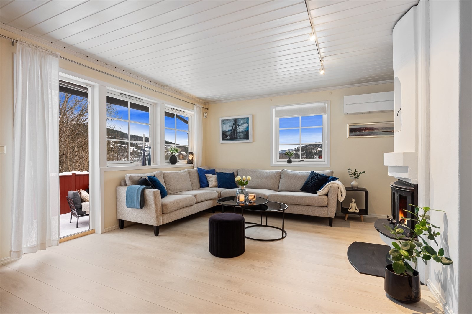 Stuen er romslig med mye vindusflater, og direkte utgang til den store plattingen som har gode solforhold. Galleribilde