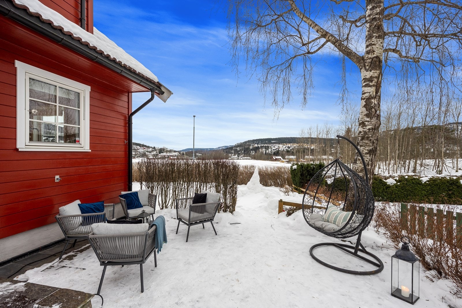 Boligen har flere soner ute- alt etter vær, vind og sol. Perfekt for en familie. Galleribilde