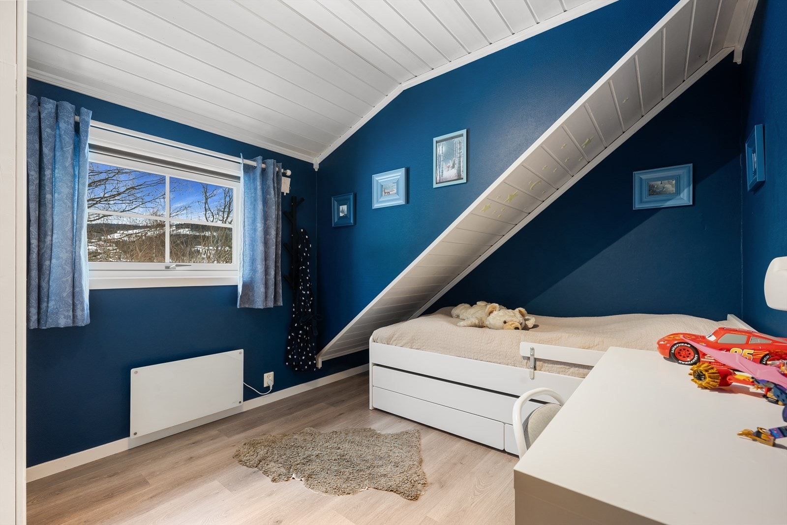 Soverom nr 2 er av god størrelse og har plass til både seng,skrivebord og skap. Vindu fra 2023. Galleribilde