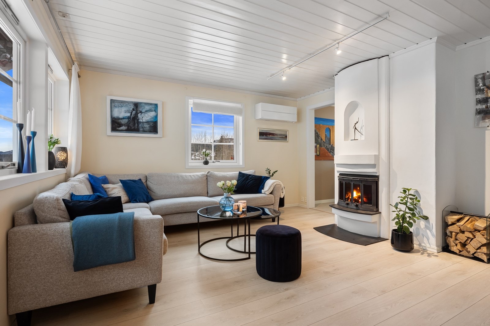 En sentralt plassert elementpeis med innsats gir både varme og hygge, samt varmepumpe. Galleribilde