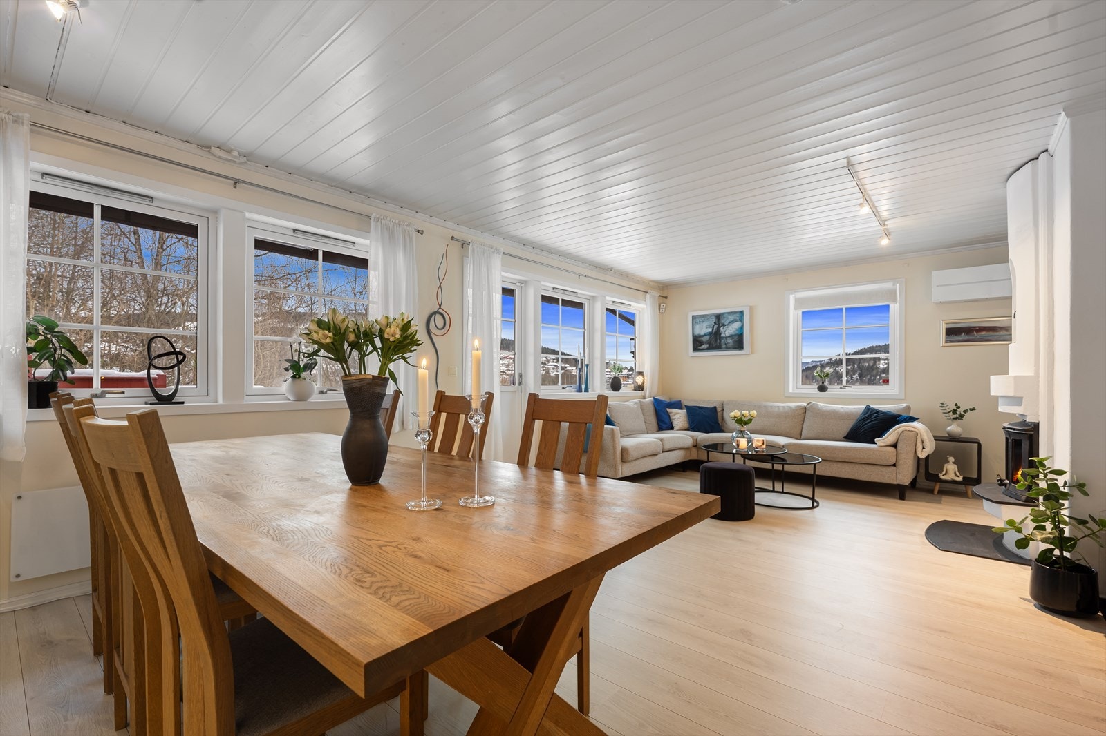 Fra store deler av boligen er det lite til ingen innsyn. Her har du flott utsyn og utgang til terrassen og hagen fra stuen. Galleribilde