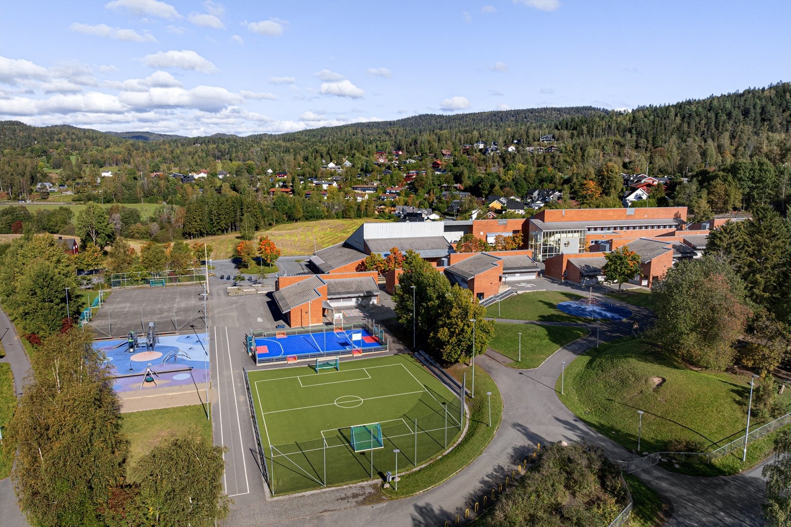 Anna Krefting barneskole med idrettsplass ligger kun 400 meter unna, med tilbud for ballspill, basket og fotball. Galleribilde