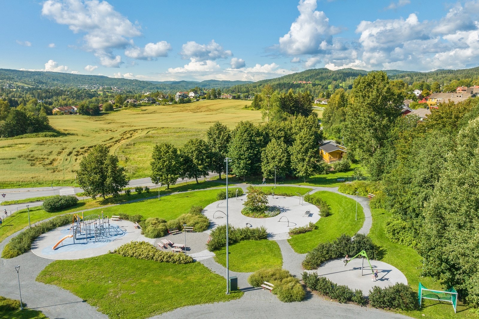 Store grøntområder og parker i nærheten gir gode muligheter for utendørsaktiviteter. Galleribilde