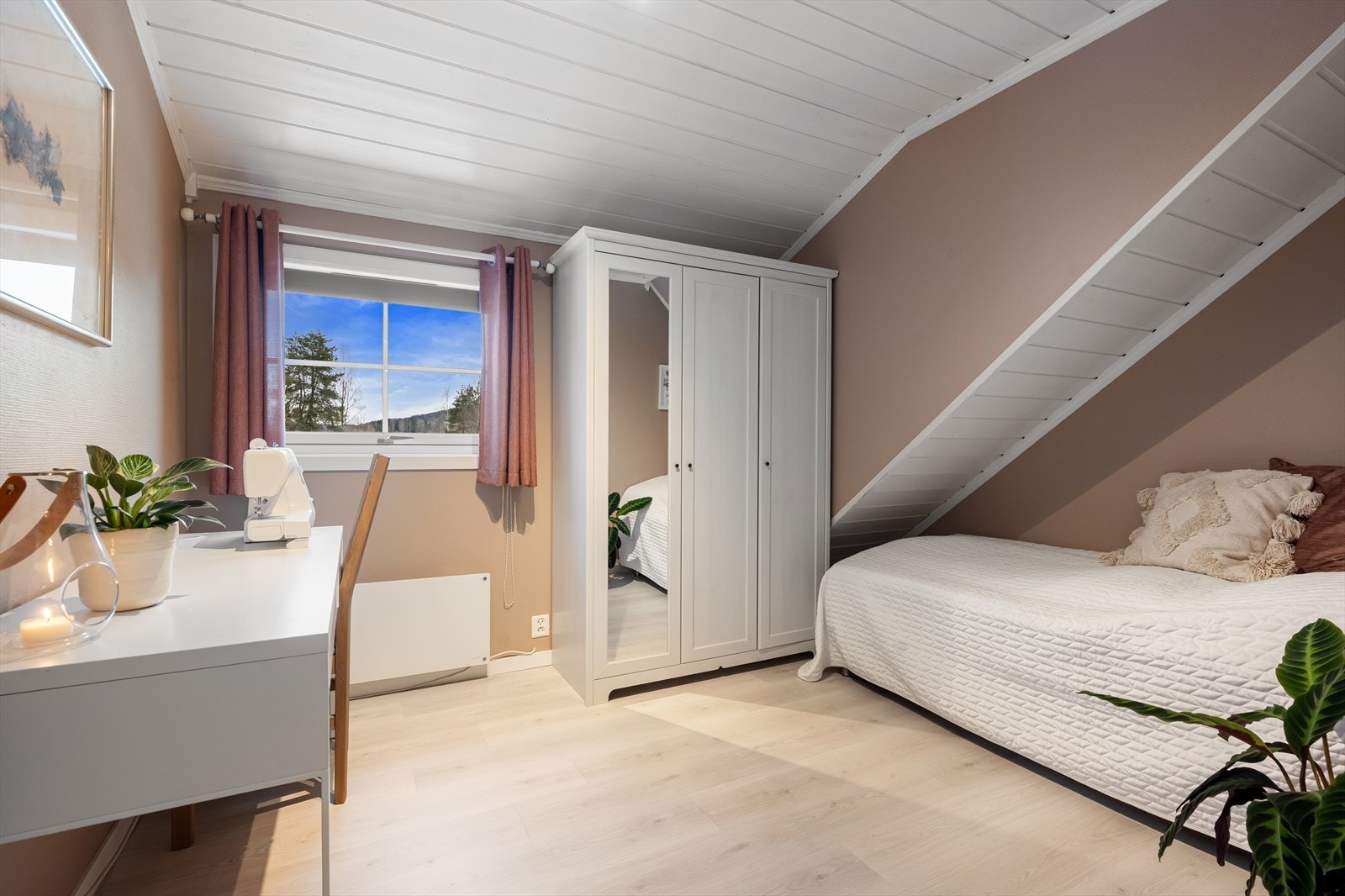 Soverom nr 4 er omtrent likt som de 3 andre og har god størrelse. Vindu og gulv fra 2023. Galleribilde