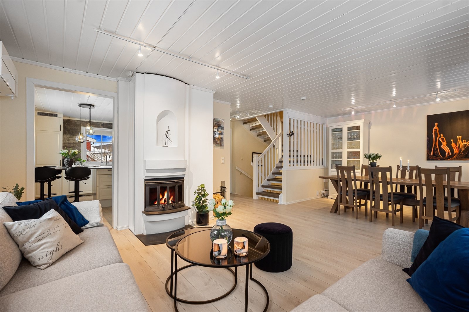 Lys og romslig stue med peis. Slette overflater, lekkert lyst gulv, og takhøyde på 2,32 m. Galleribilde