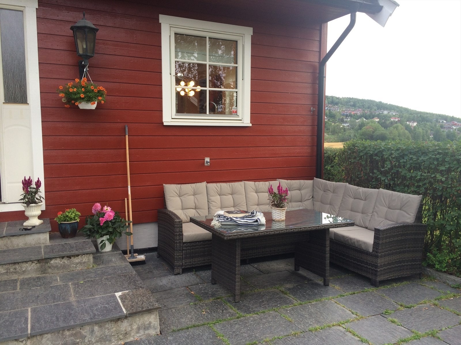 Steinsatt uteplass ved inngangen ( Selgers egne bilder) Galleribilde