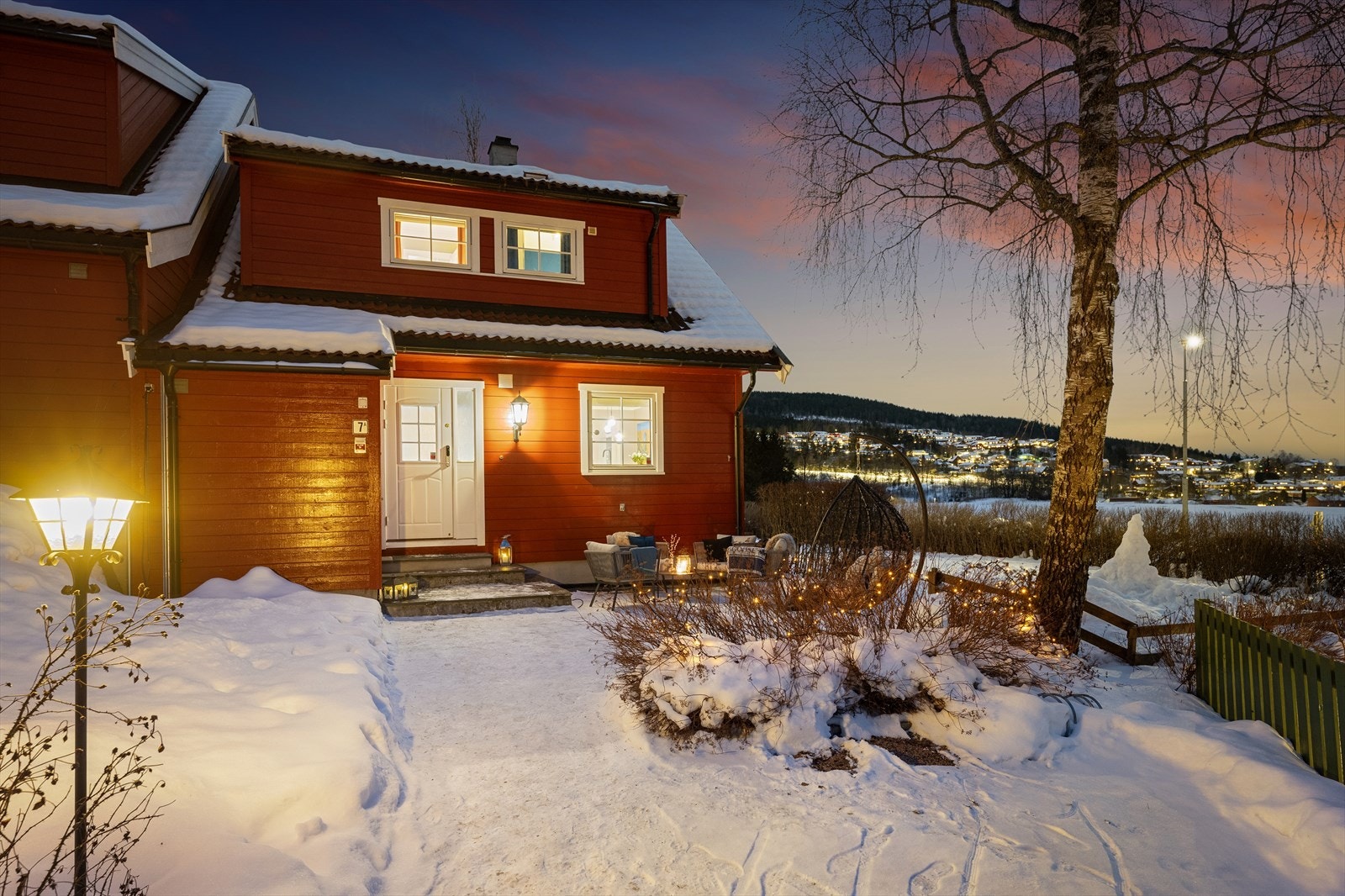 Flott halvpart av tomannsbolig fra 1998 som er betydelig oppgradert de senere årene. Galleribilde