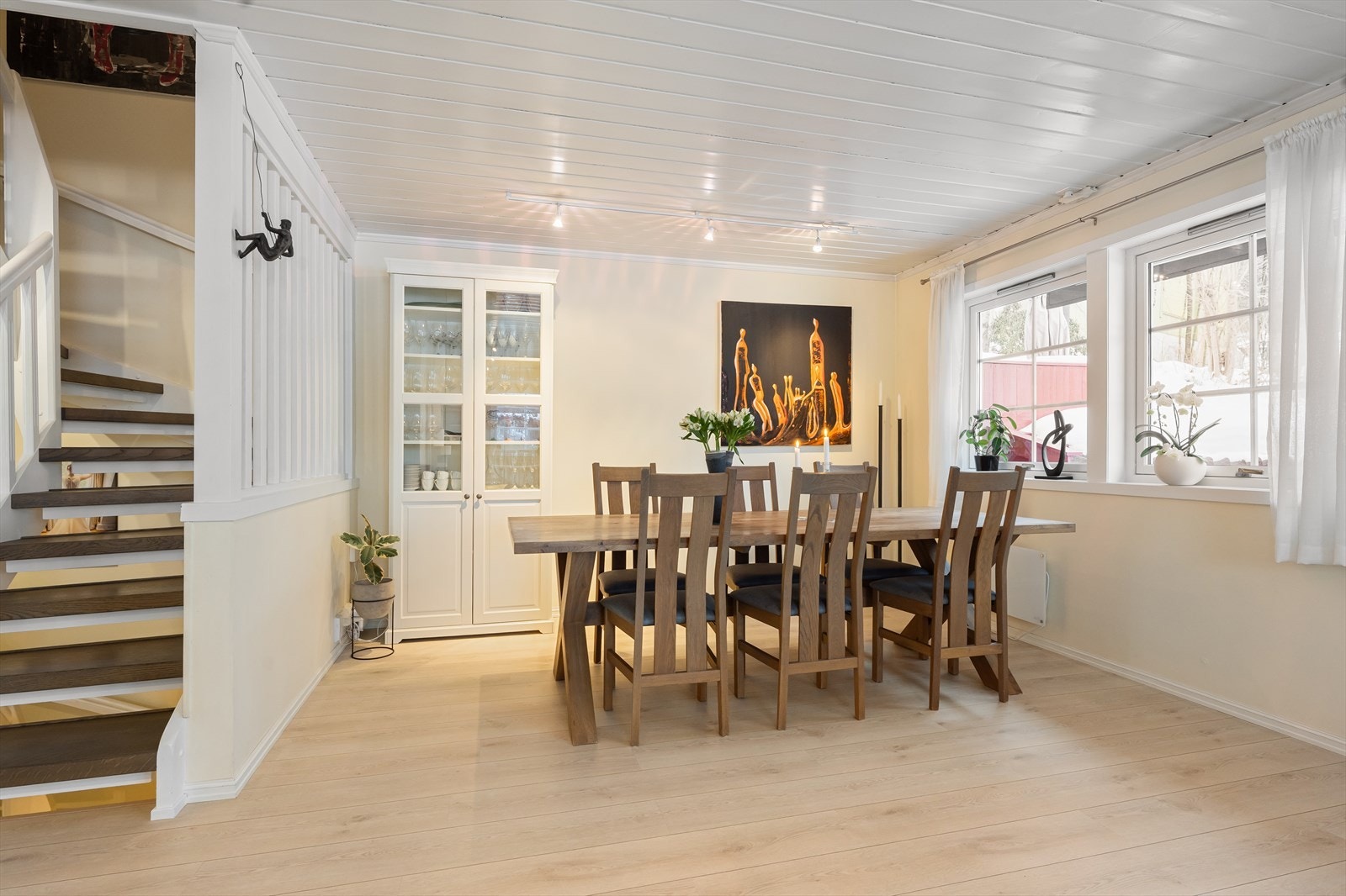 Stuen har mange møbleringsmuligheter og her kan du like gjerne har sofagruppen som en stor spisegruppe. Galleribilde