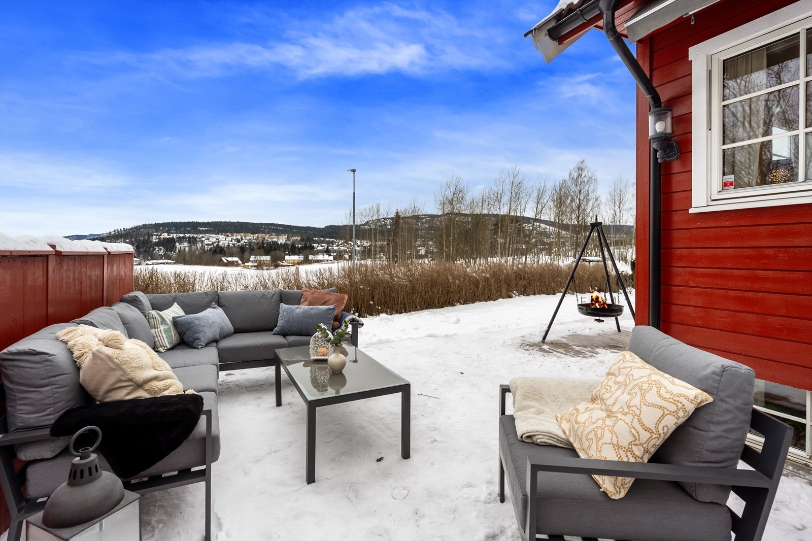 Denne flotte uteplassen blir ett ekstra uterom på sommeren. Her kan barna boltre seg seg med lek og moro hele året. Galleribilde