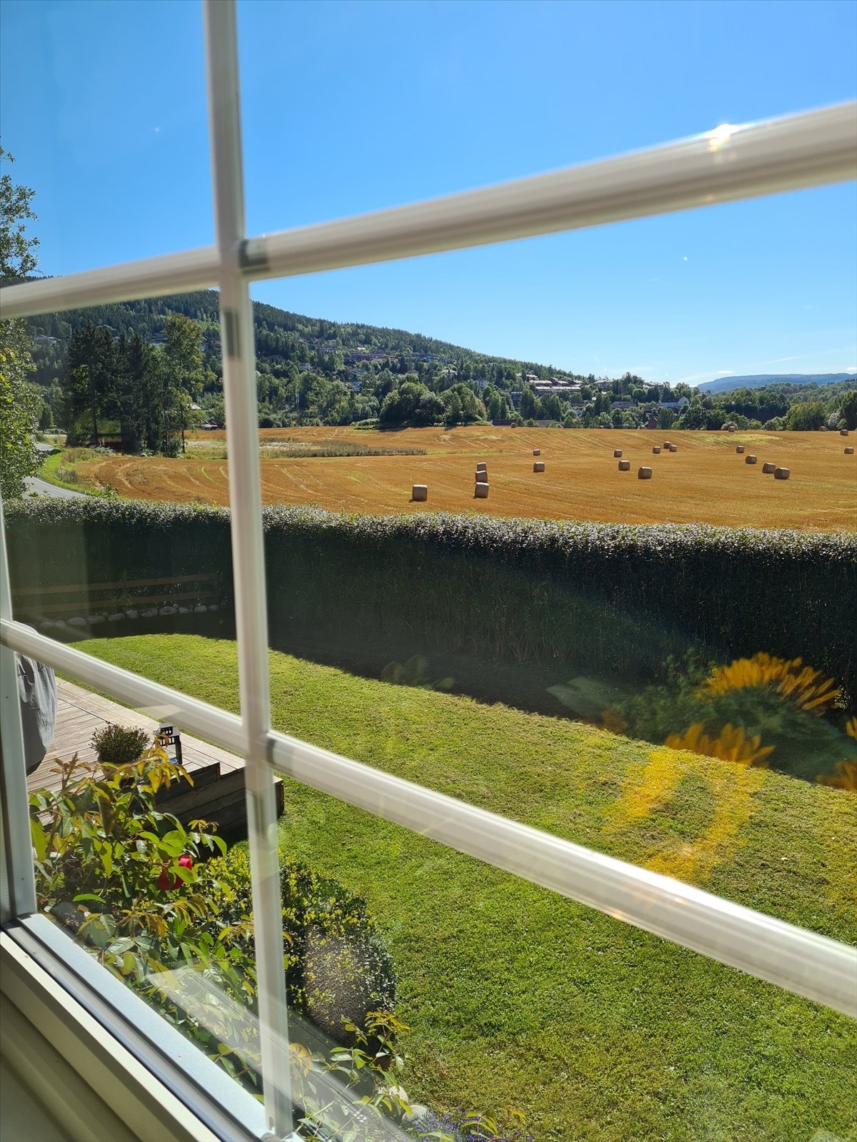 Hyggeligere og idyllisk utsikt fra stuen og kjøkkenet på sommeren skal du lete lenge etter! Selgers egne bilder. Galleribilde