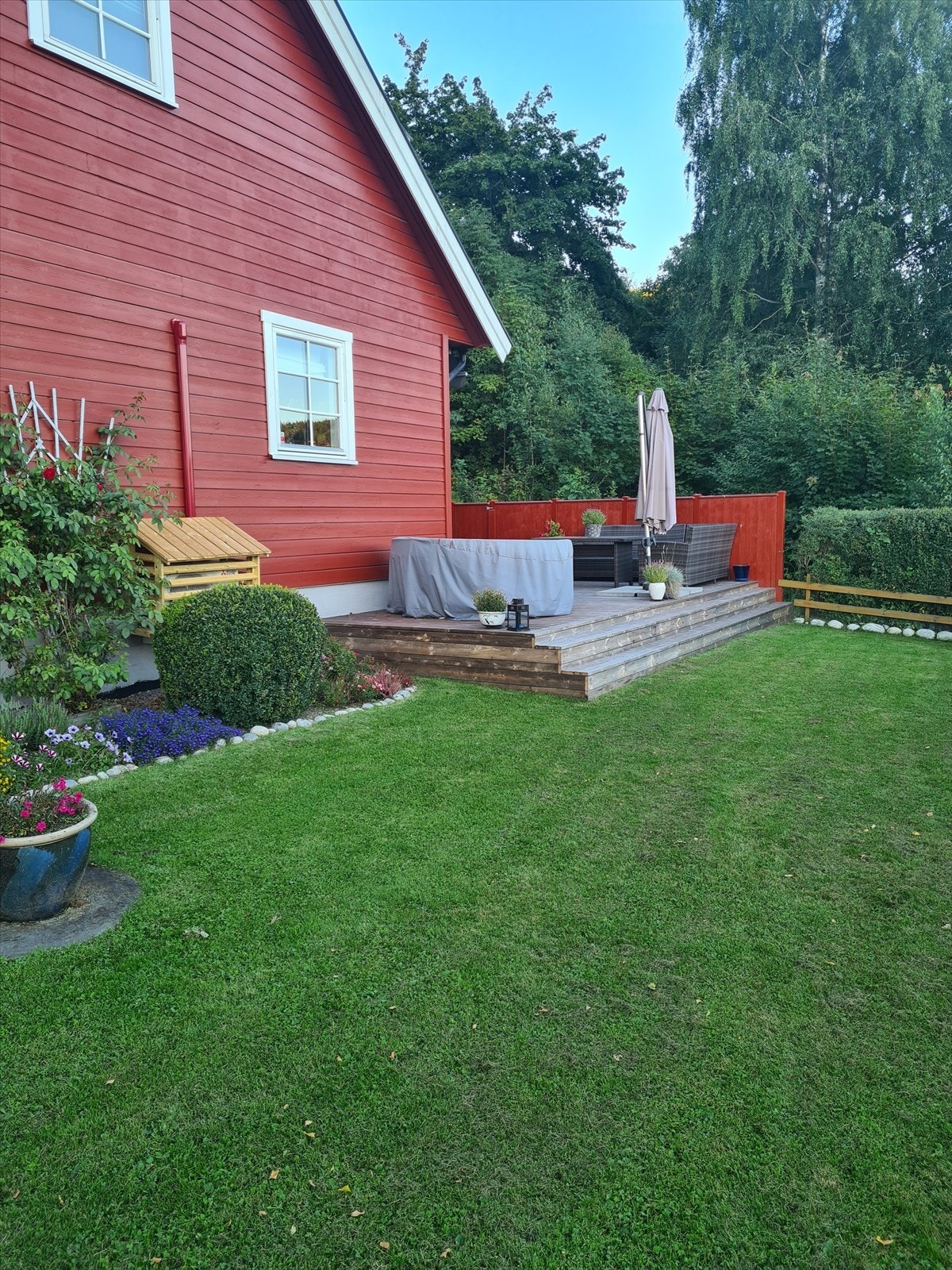 Uteområdet er skjermet og privat, med god plass for lek og aktivitet. (Selgers egne bilder.) Galleribilde