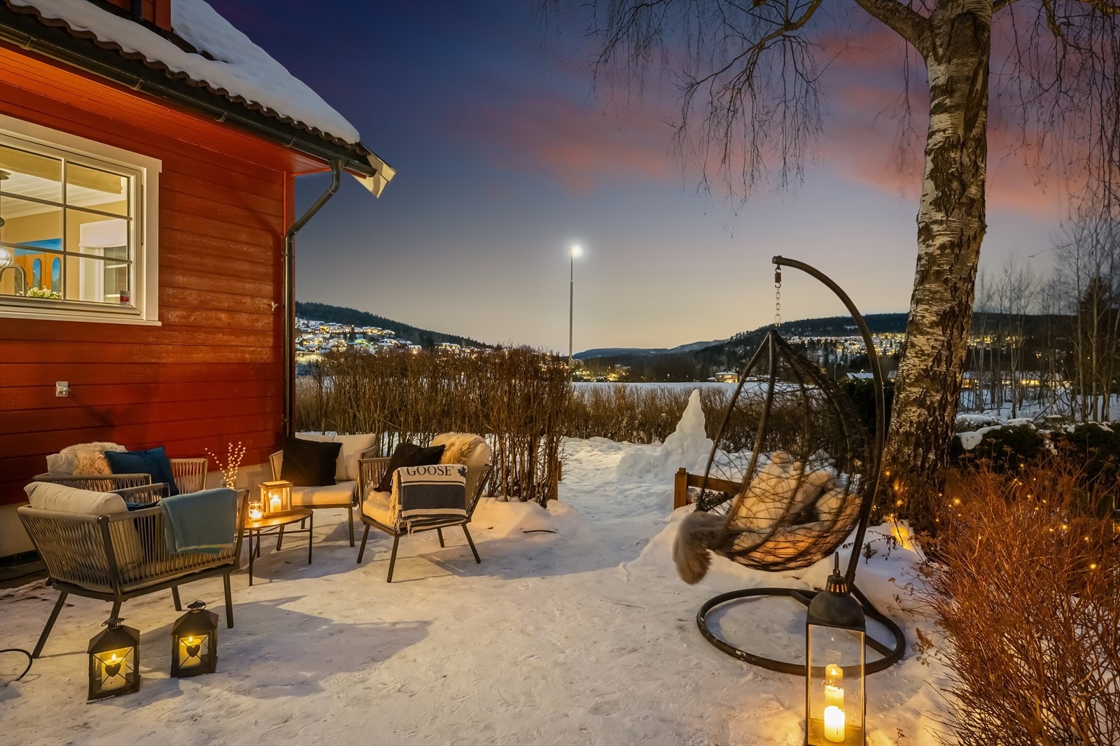 Inngangspartiet har et steinsatt uteområdet med plass til utemøbler. Galleribilde