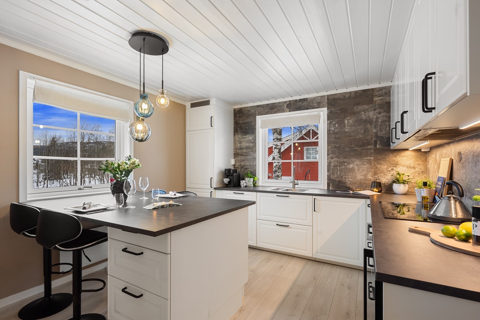 Lekkert kjøkken fra 2024 med en sosial og praktisk kjøkkenøy som gir godt med arbeidsplass og oppbevaring. Taklampe følger ikke med. Galleribilde