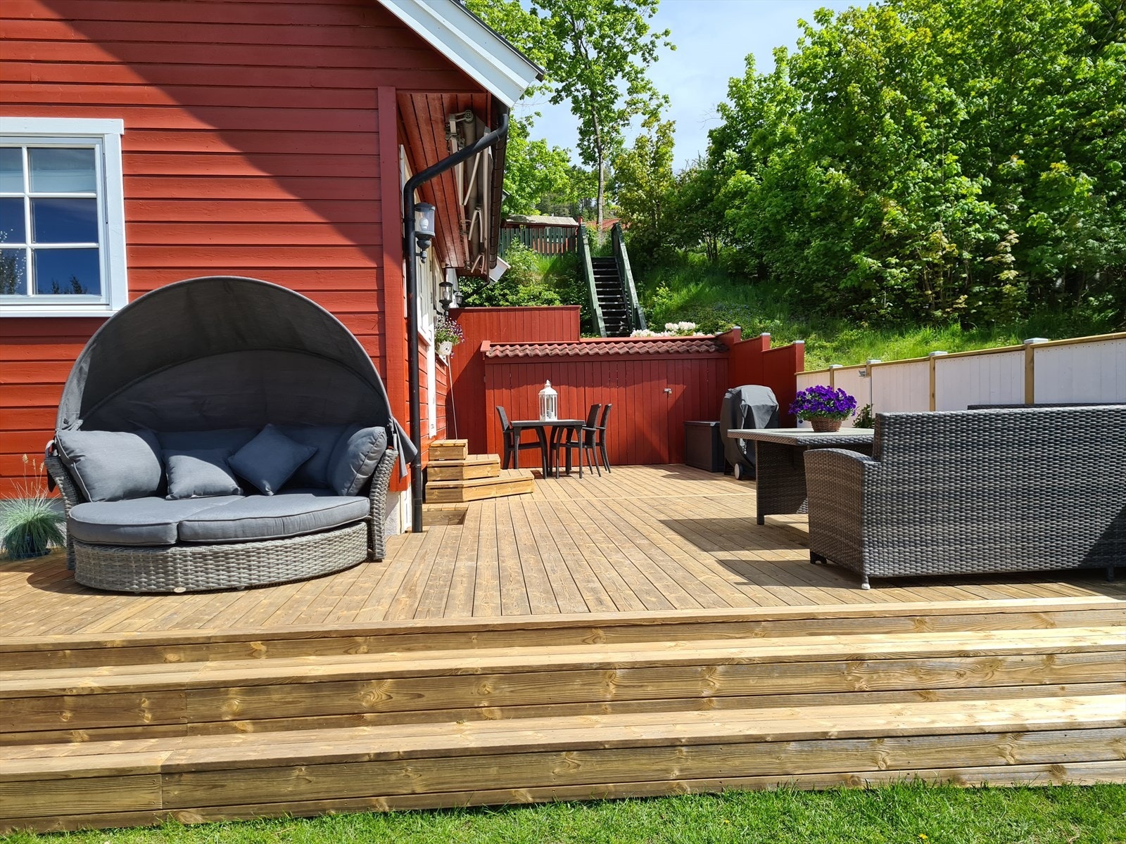 Den store plattingen på 47 m² er fra 2020, og gjør det enkelt å ha mange utemøbler , grillplass og spiseguppe.. Galleribilde