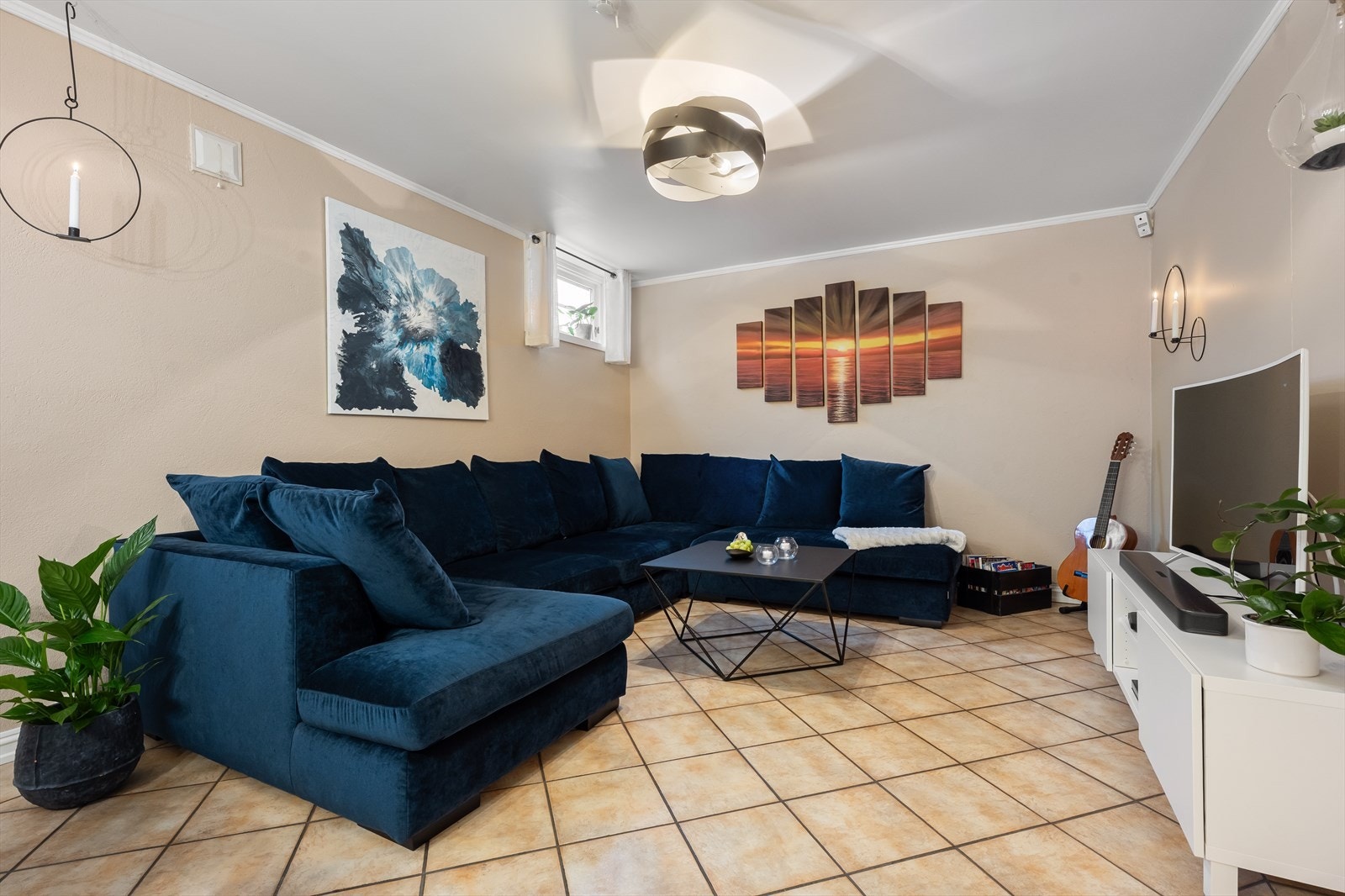 Stor kjellerstue med fliser og varmekabler. Perfekt for barna når de skal ha med venner hjem. Galleribilde