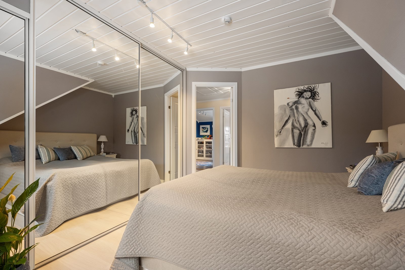 Hovedsoverommet er romslig og lyst med en stor skyvedørsgarderobe med speilfronter. Galleribilde