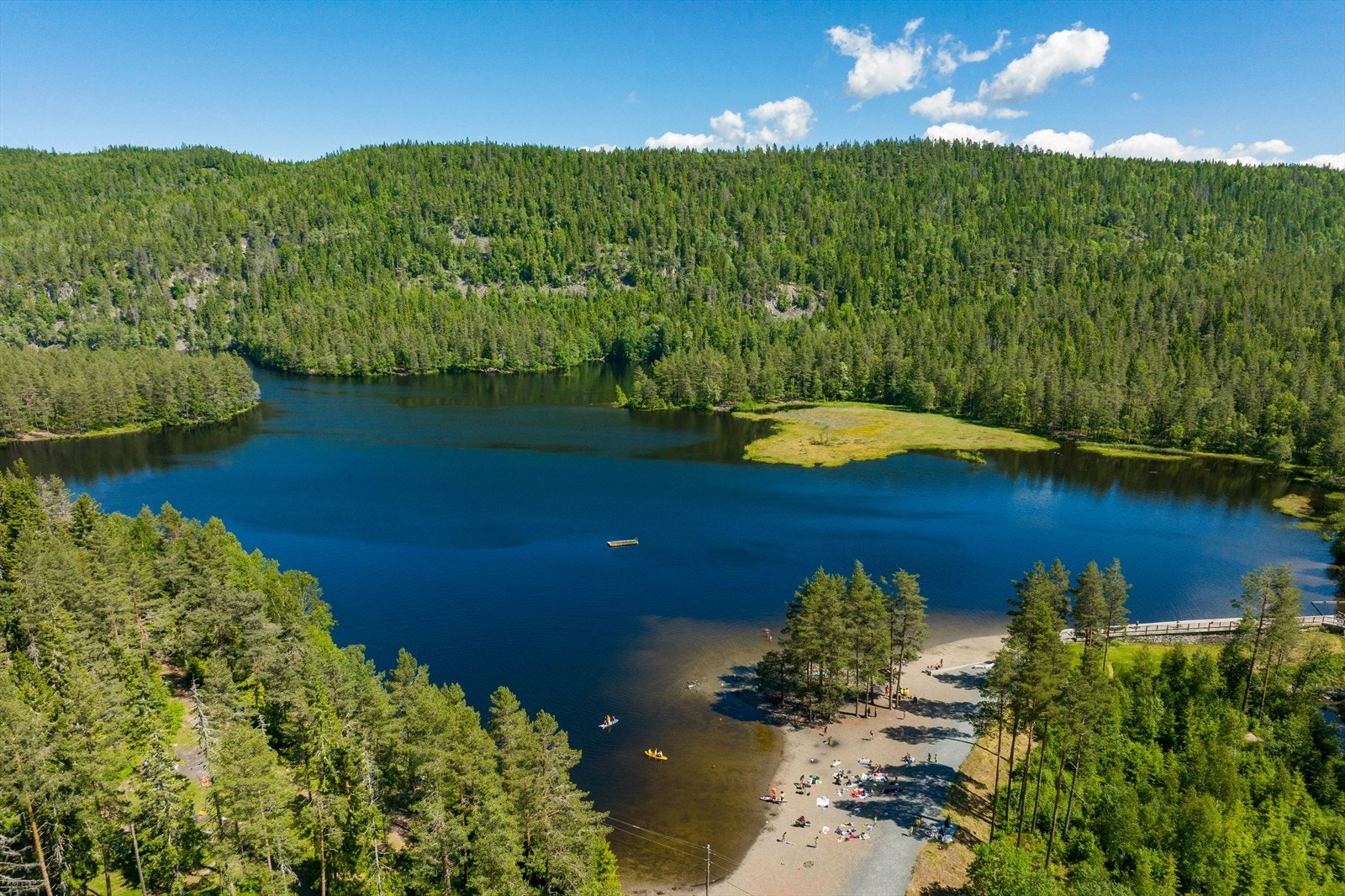 Burudvann er ett fantastisk område med badevann, strand og mange flotte turområdetr. Galleribilde