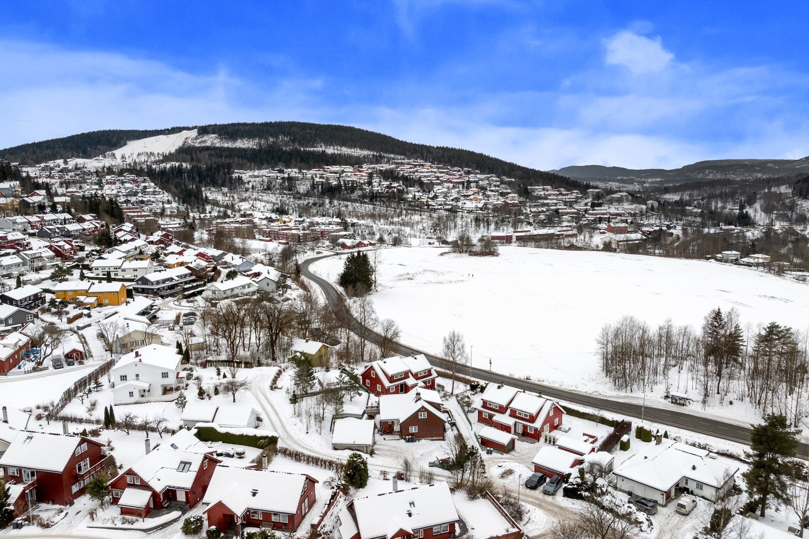 Vinterstid er det kort vei til Kolsås skisenter, kun 5 minutter med bil. Galleribilde