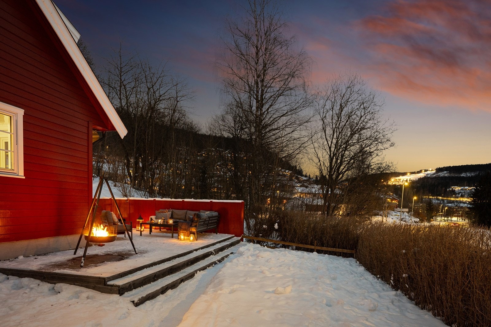 Uteplassen brukes flittig også på vinteren hvor det kan grilles pølser i bålpanna, lage snømann og snøborg. Galleribilde
