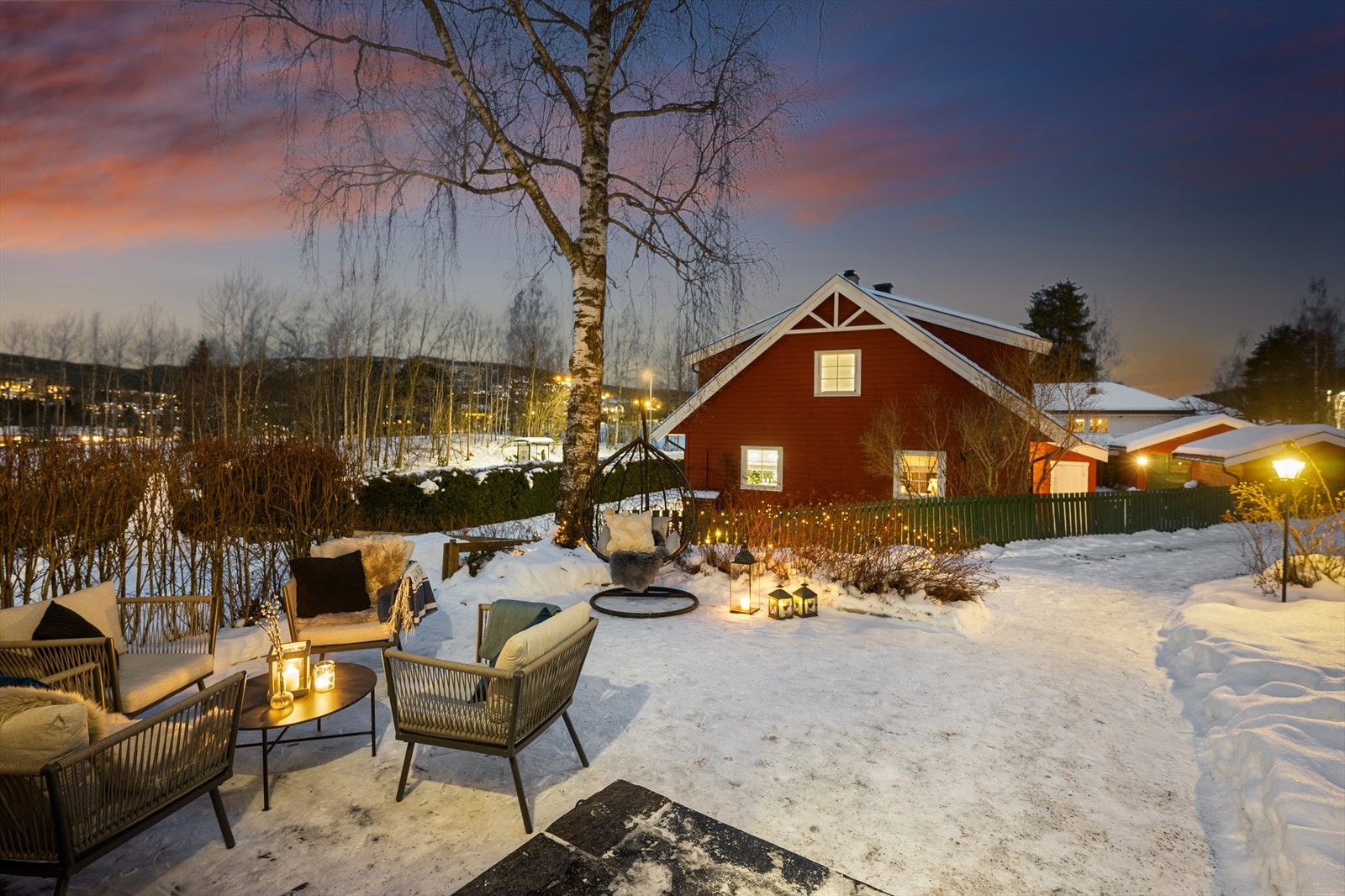 Fra inngangspartiet er det mye uteplass for utemøbler. Rolig og barnevennlig område med kort vei til skole og barnehage. Galleribilde