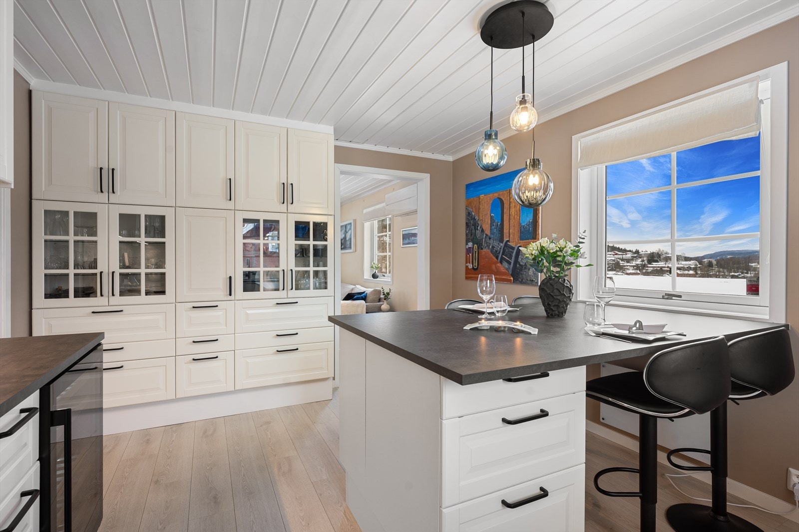 Kjøkkenet er fra 2024 og har profilerte fronter og rikelig med skap og benkeplass. Galleribilde